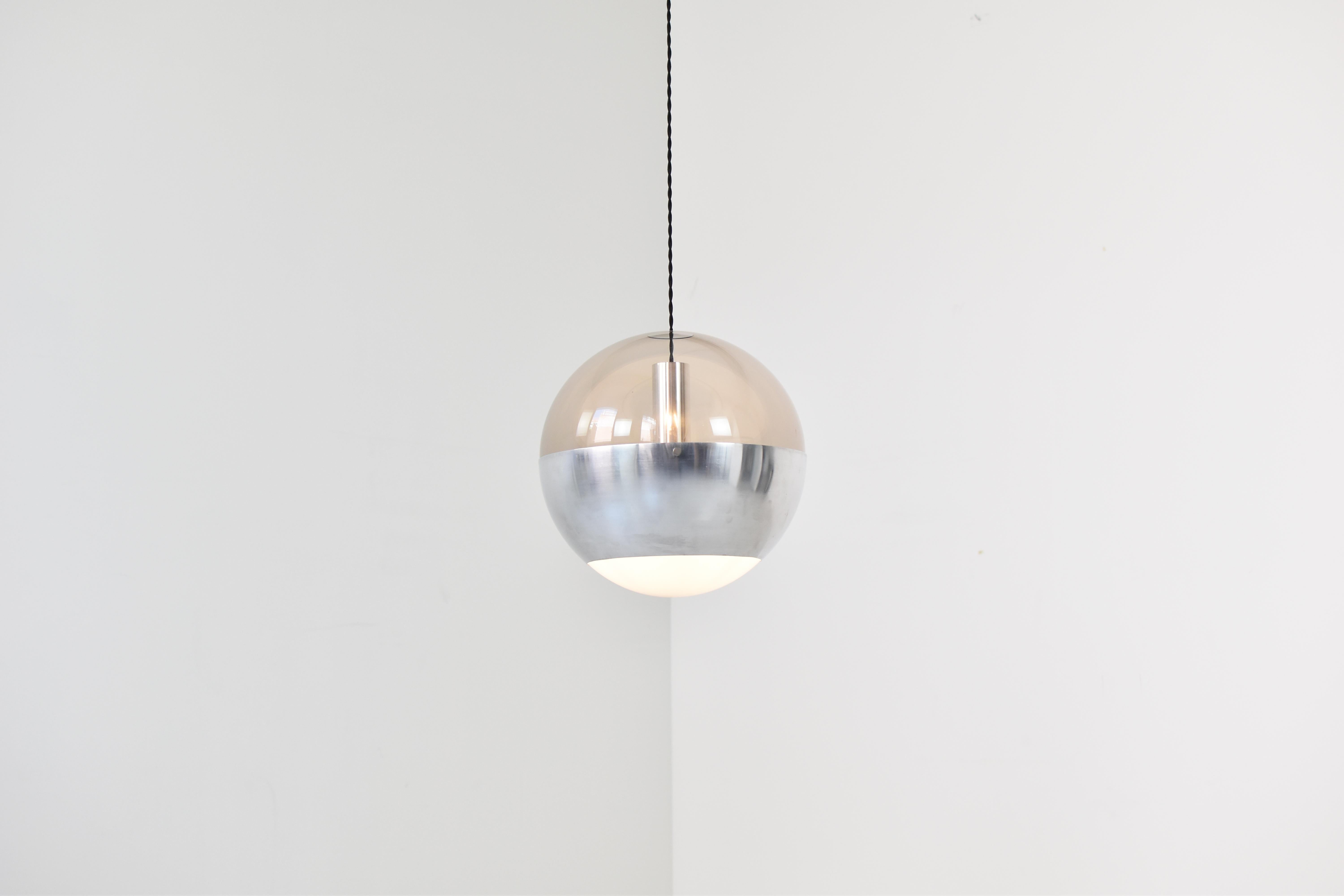 Rare ‘Luna’ pendant by H. Fillekes for Artiforte, The Netherlands 1950s. This lamp features a matted nikkel frame with a perspex hood and a white opaline bottom. Very good original condition.