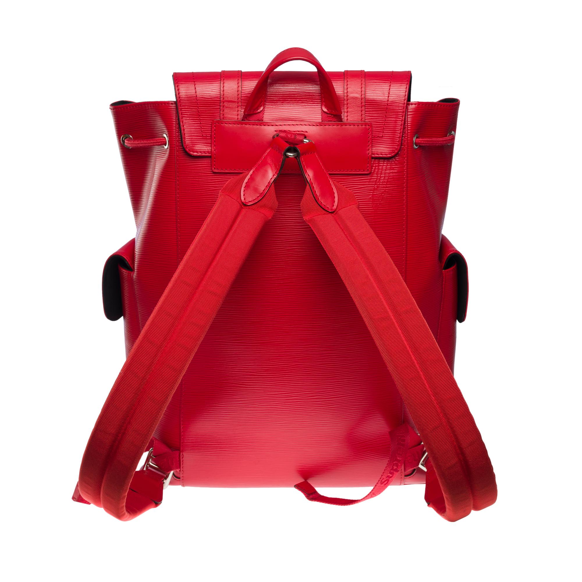 Exceptional Christopher PM Louis Vuitton X Supreme in Red Epi leather limited edition backpack

Presented in 2017 at the LV Fall Fashion Show, the Louis Vuitton x Supreme Christophe backpack is a structured bag with a remarkable style. Crafted from