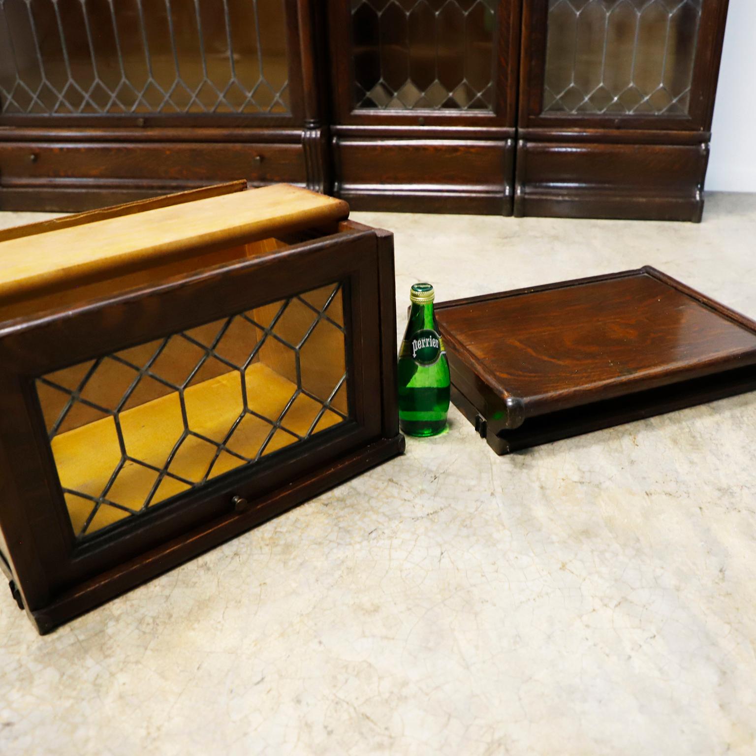 Rara libreria componibile Macey in Tiger Oak con ante in vetro piombato. in vendita 5