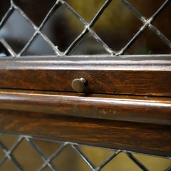 Rara librería seccional Macey de roble tigre con puertas de cristal emplomado.