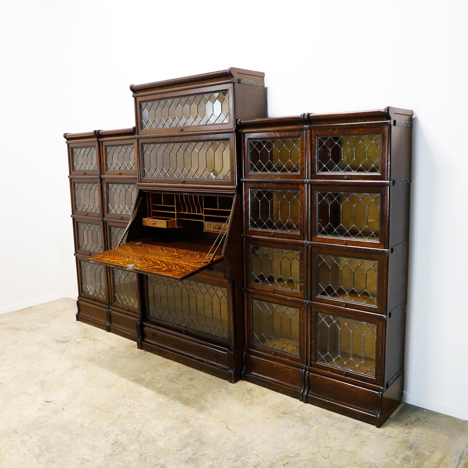 Rare Macey Sectional Bookcase made in Tiger Oak w/ Leaded Glass Doors. In Good Condition For Sale In Mexico City, CDMX