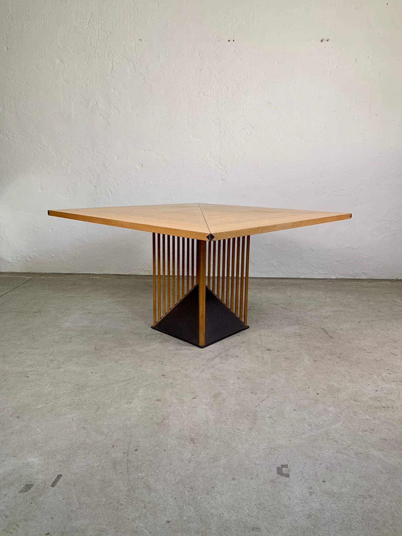 Rare table de salle à manger Maestro par Gianfranco Frattini pour Acerbis, années 1980
Rare table de salle à manger modèle Maestro, la rareté réside dans la taille carrée, nous sommes en possession du certificat d'authenticité du modèle dessiné par