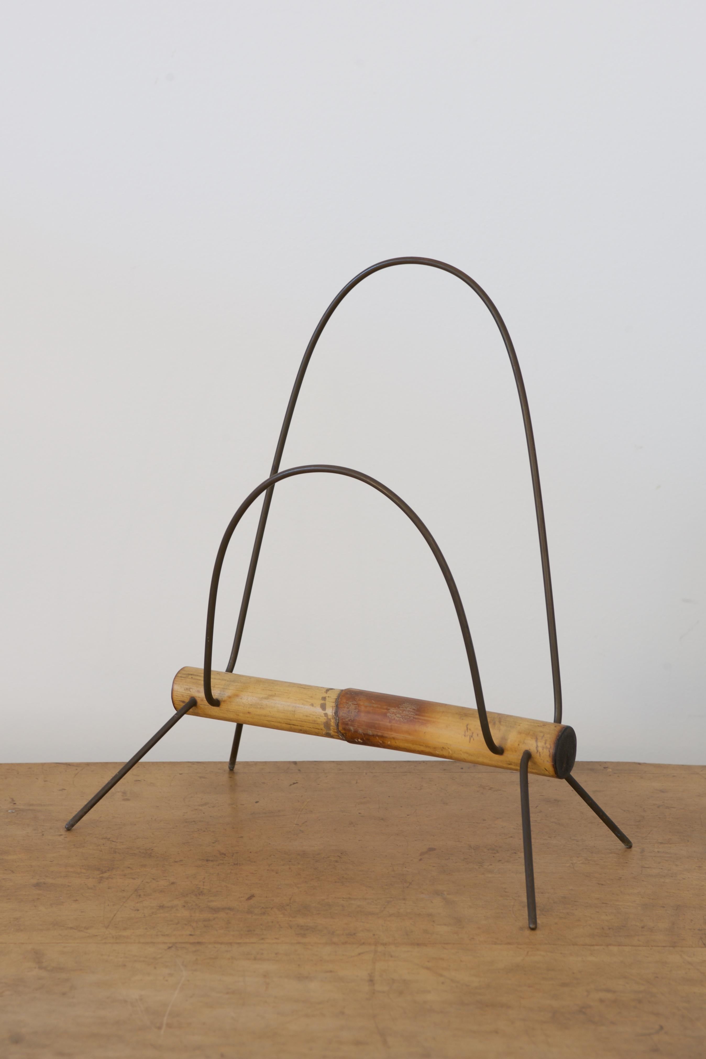 Rare newspaper holder, magazine rack no 4020
by Carl Auböck
Patinated brass, bamboo
Measures: 41 x 20.5 cm, H 45 cm / 16.14 x 8.07 in, h 17.71 in,

1950s

Literature: Clemens Kois; Carl Auböck - The Workshop, powerHouse Books 2012, page 64.