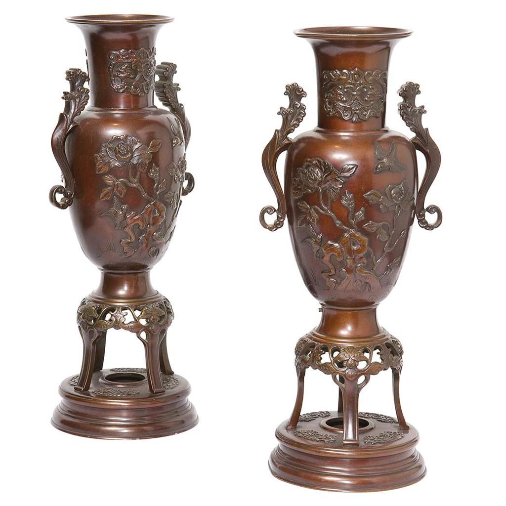 The Following Item we are offering is A Magnificent Large Pair of Beautiful Estate Japanese Bronze Centerpiece Urns. Beautifully done with Fine Ornate Bronze Scrolling and Accent Detailwork. Perfect for any home!!!

Measurements: 17