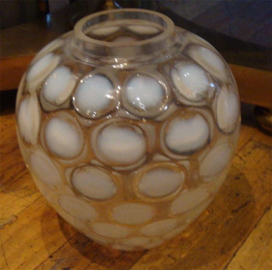 L'article suivant est un spectaculaire et très rare vase en verre de Murano bicolore. Le vase présente des tons arrondis opalescents d'un blanc laiteux exquis sur un verre blanc transparent. En bas, au centre, il y a un trou circulaire sur le fond
