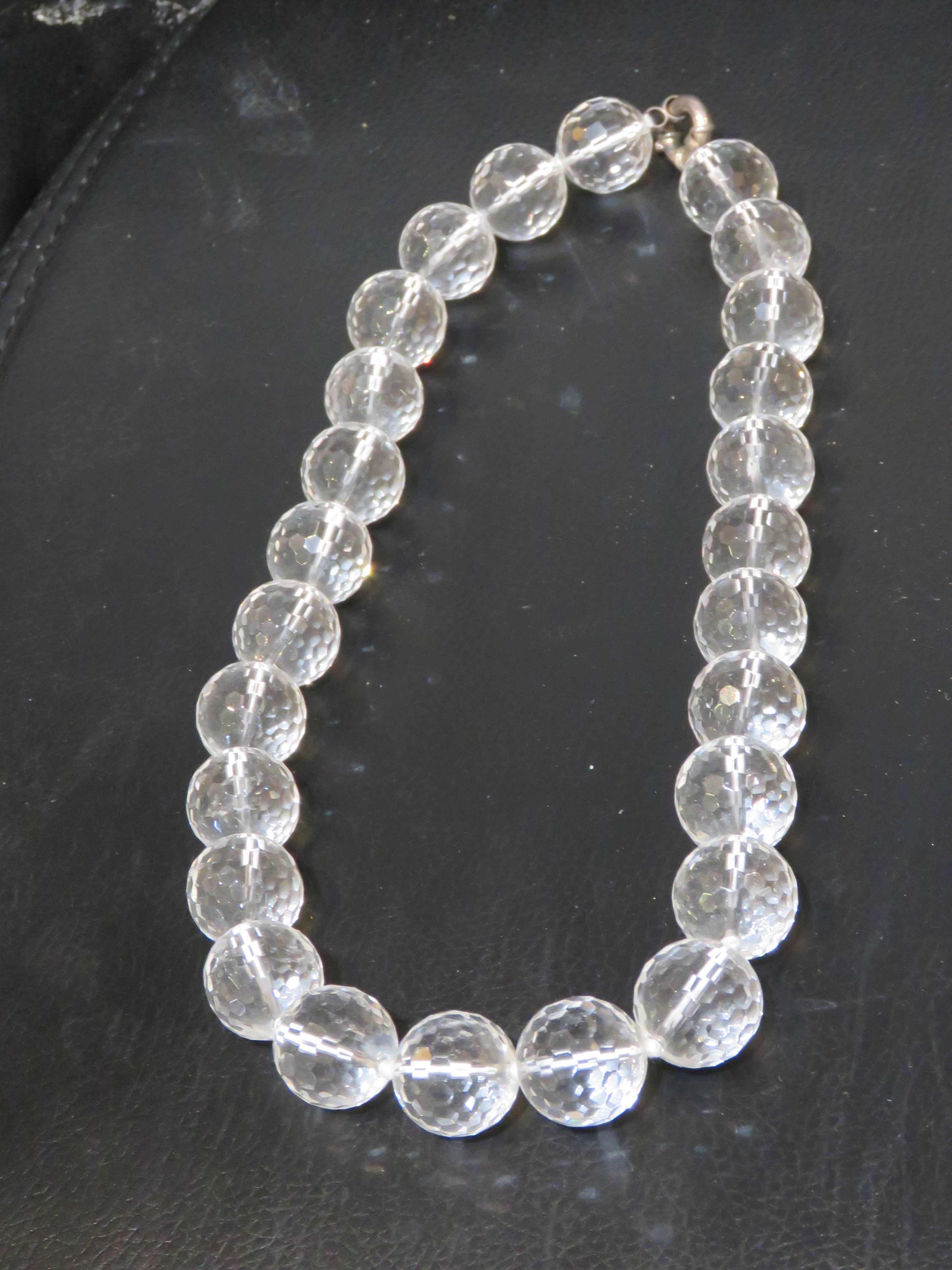 Il seguente articolo è una magnifica collana d'argento con cristalli sfaccettati. La collana è composta da cristalli sfaccettati con chiusura in argento. Questa splendida collana è stata estratta da un'importante collezione immobiliare di New York