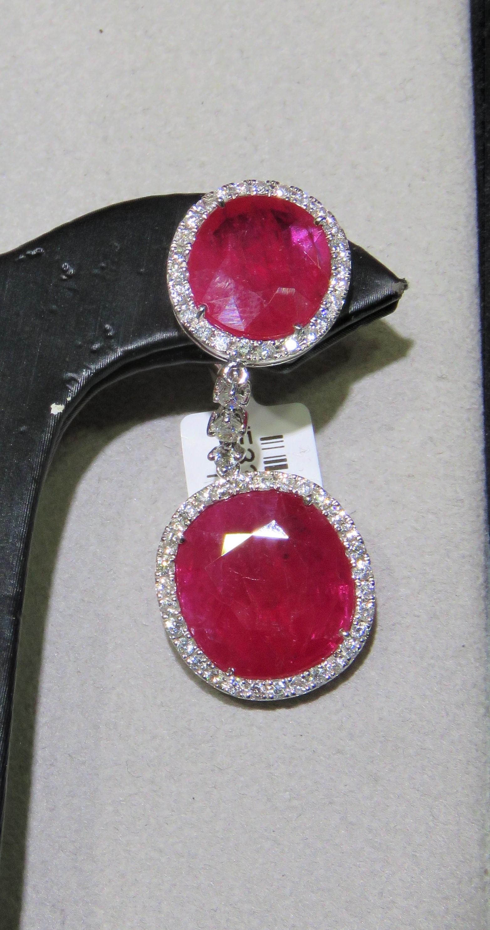 Taille ovale Rare Magnificent NWT $125, 000 18KT Gold Fancy Ruby Drop Diamond Dangle Earrings en vente