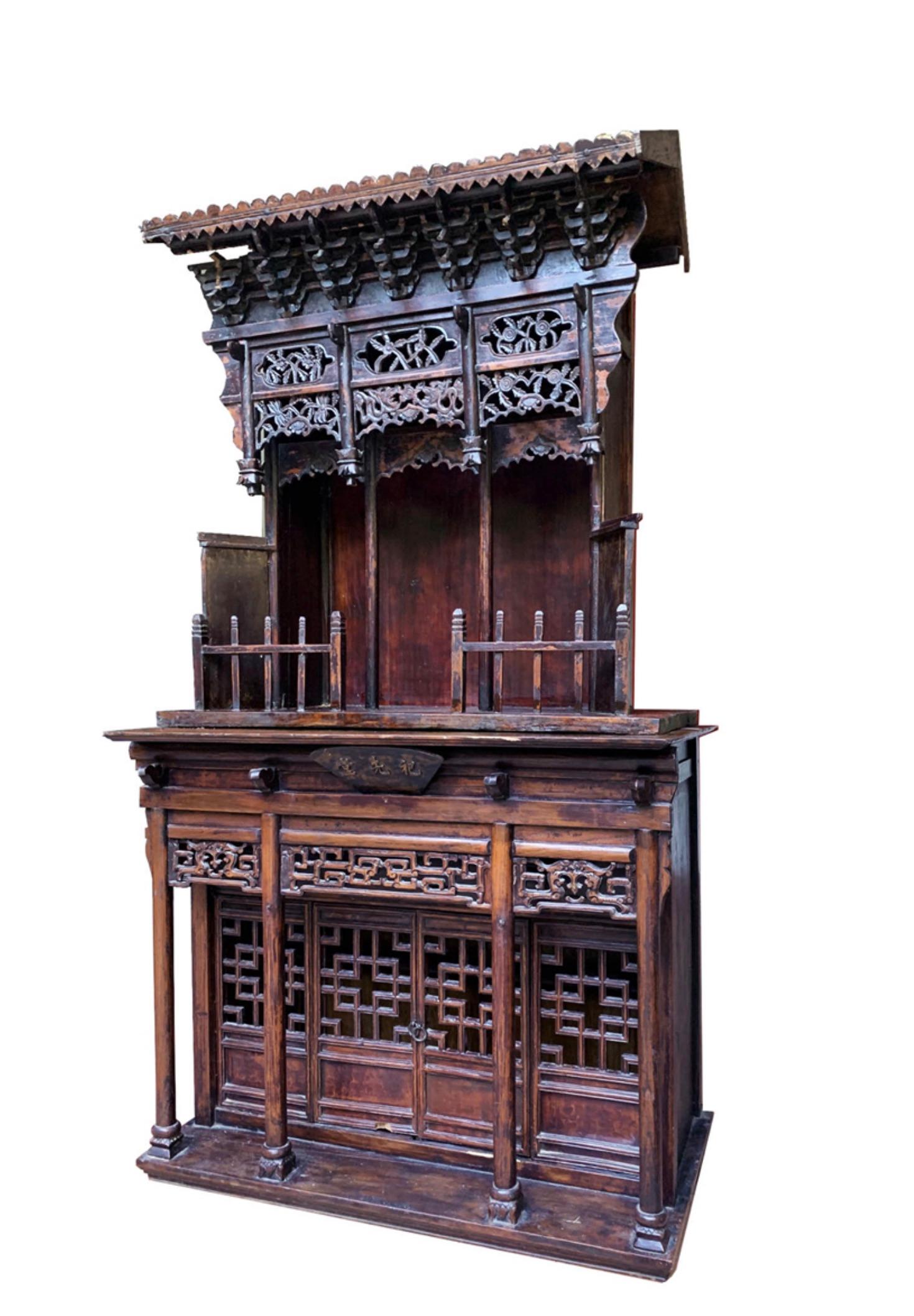 Dieser seltene und prächtige antike taoistische Schrein ist ein außergewöhnliches Beispiel für traditionelle chinesische Handwerkskunst und stammt wahrscheinlich aus der Qing-Dynastie (19. Jahrhundert). Er ist aus massivem Hartholz gefertigt und