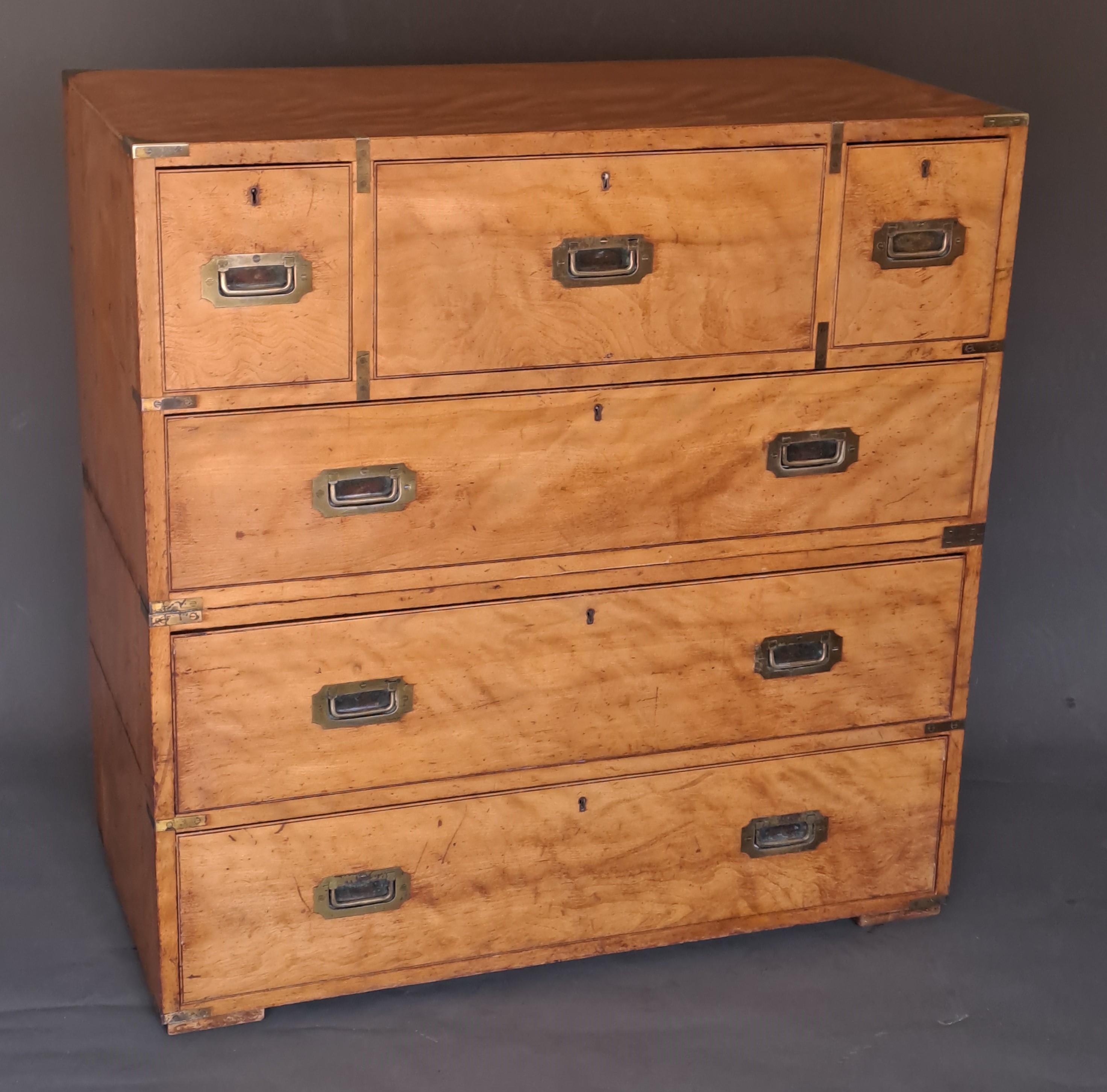 Magnificent and rare navy chest of drawers opening six drawers in four rows including the one in the center at the top revealing a small removable secretary with leather top, a theater with drawers and niches.

English work from the end of the 19th