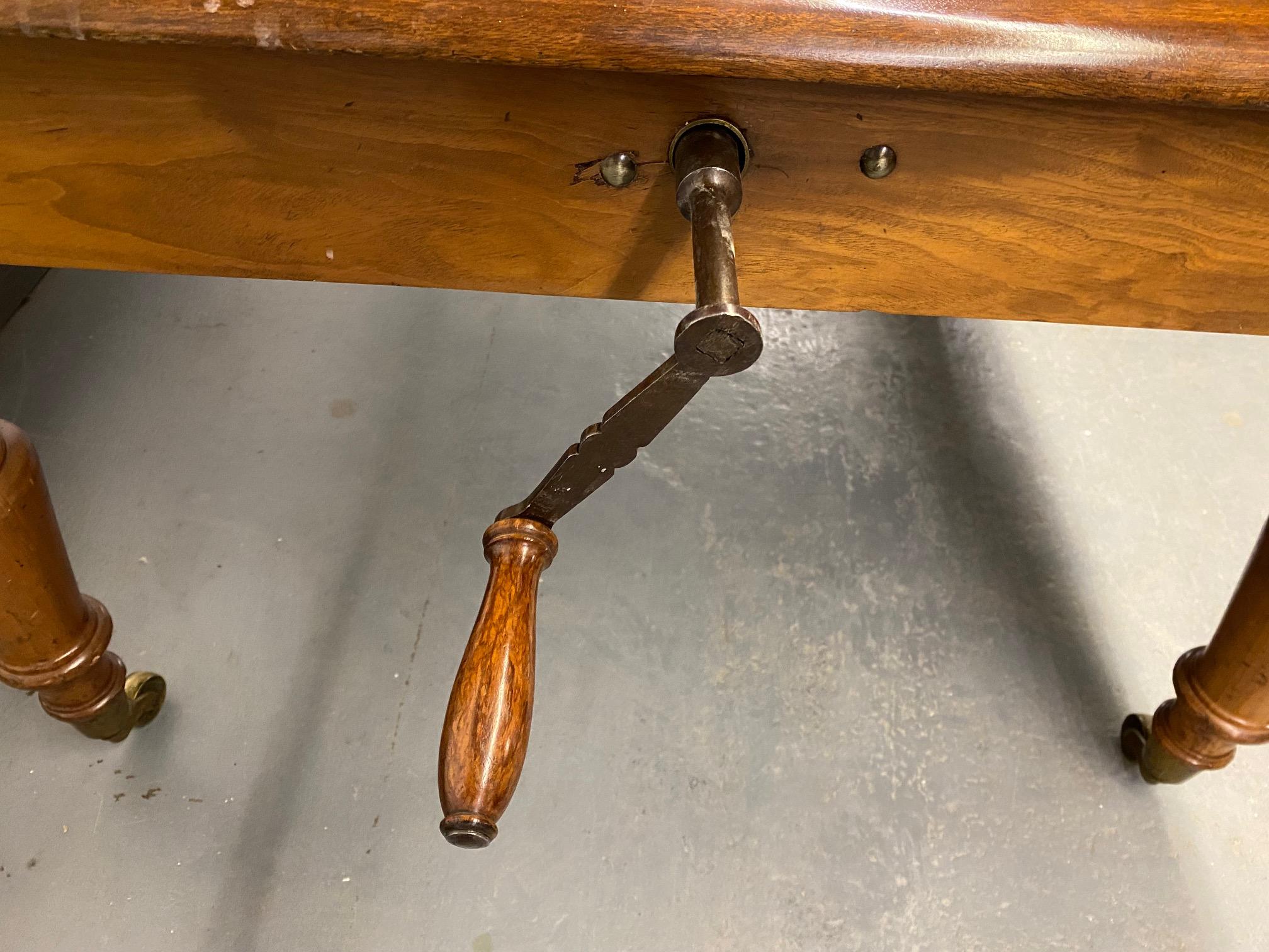 Rare Mahogany Samuel Hawkins Crank Dining Table In Good Condition For Sale In Montreal, QC