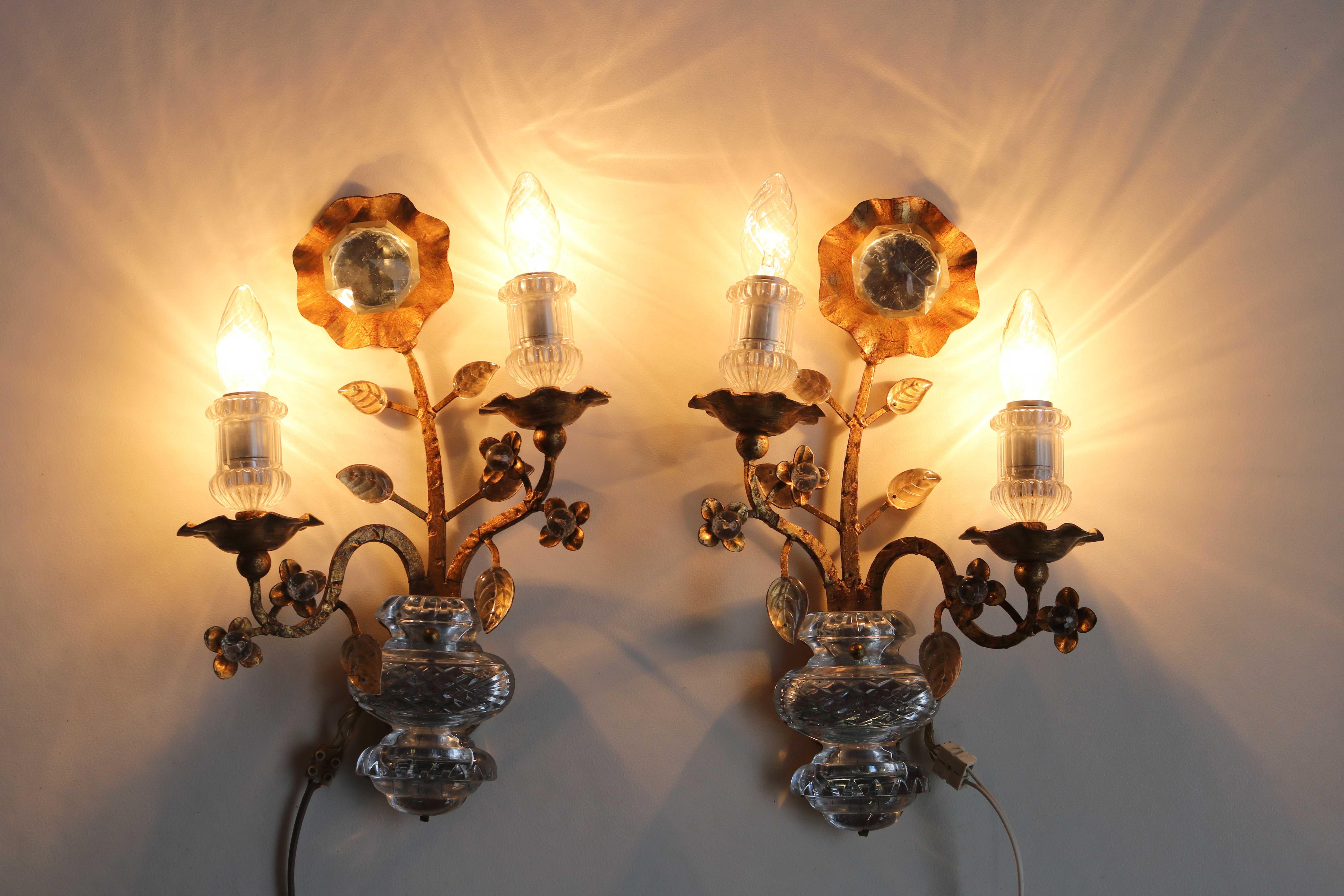 Rare Maison Baguès Set of Two Gilt ‘Rose’ Scones French Crystal Wall Lamps 1960s In Good Condition For Sale In Ijzendijke, NL