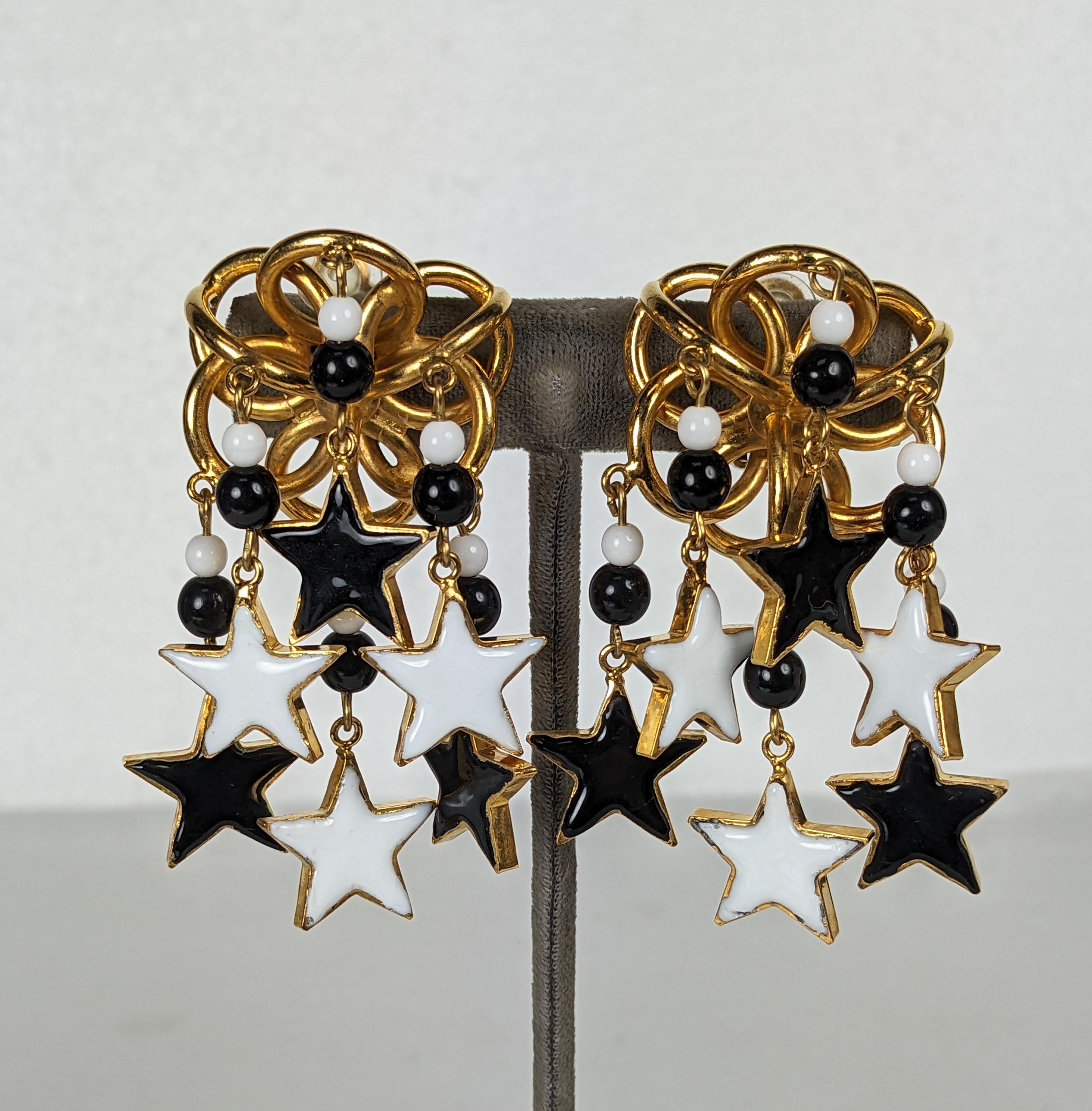 Seltene und außergewöhnliche Maison Gripoix für Yves Saint Laurent Stern Ohrclips. Bestehend aus schwarzem und weißem Gripoix-Glas, gegossenen Emaille-Sternen und handgefertigten Pate de Verre-Perlen auf vergoldetem Sockel mit Schlaufen.
