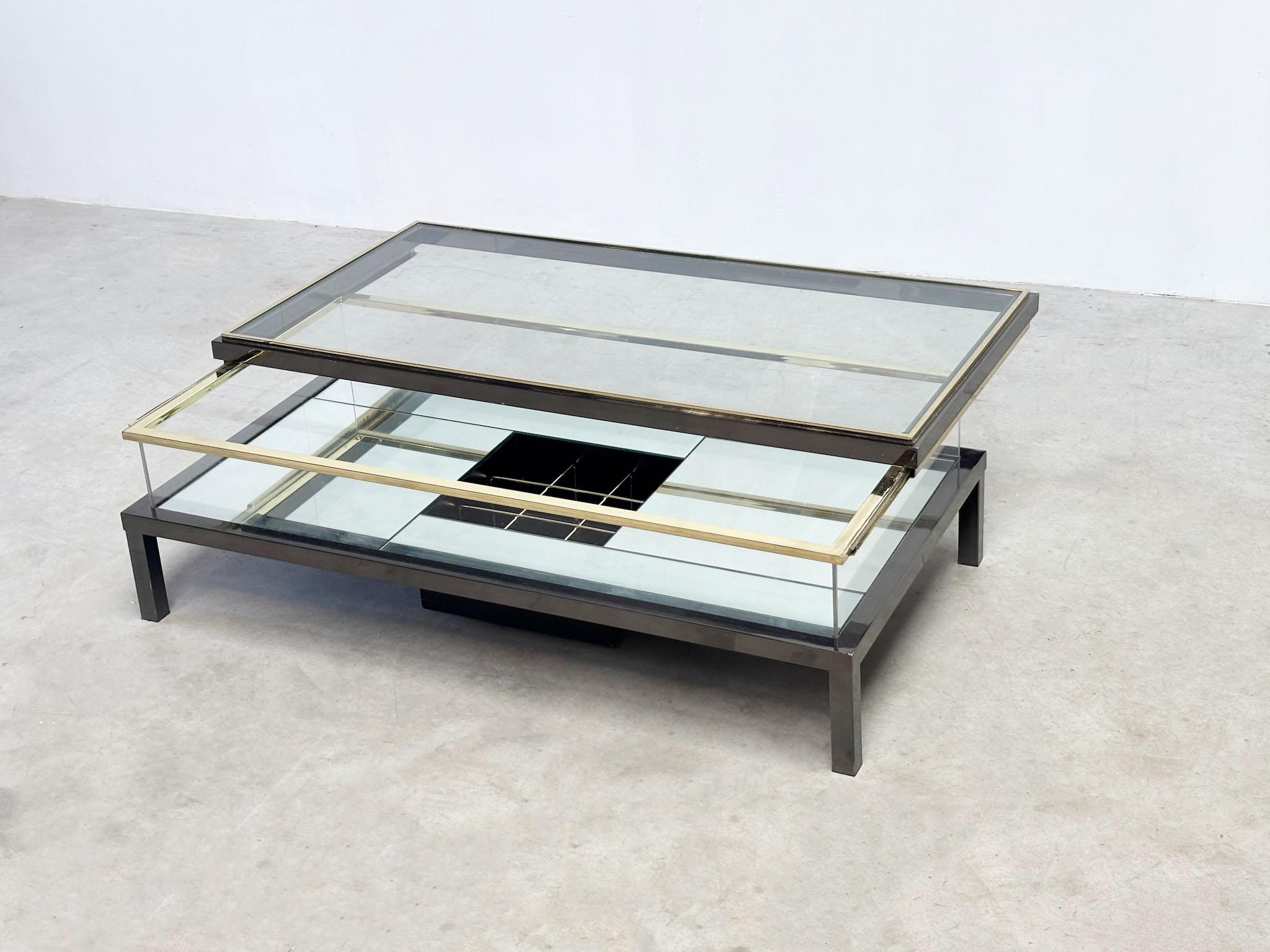 Rare Maison Jansen (attr.) sliding coffee table with bottle holder In Good Condition For Sale In Nijlen, VAN