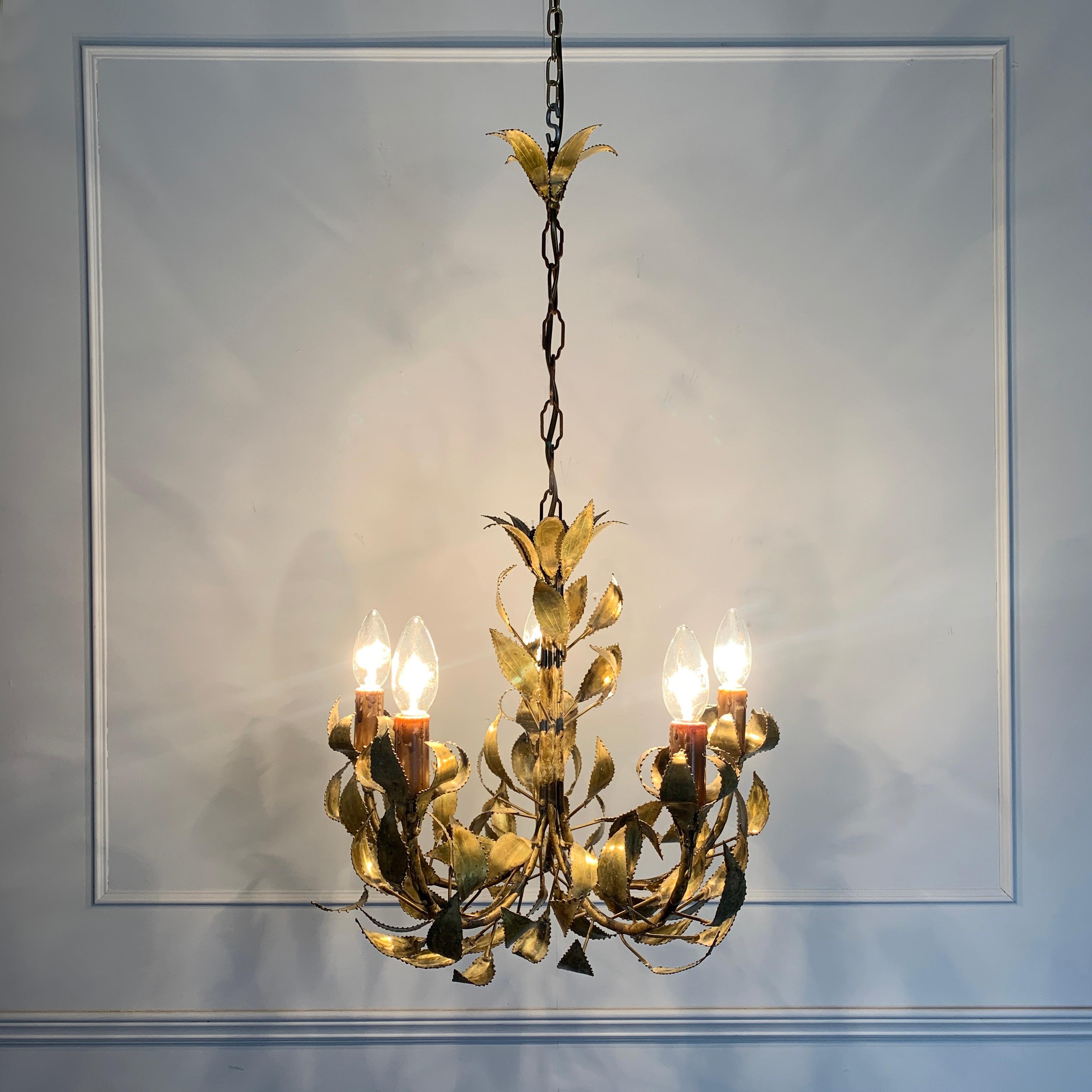 Ottone Lampadario a foglie d'ottone dorato Maison Jansen, circa 1960 in vendita