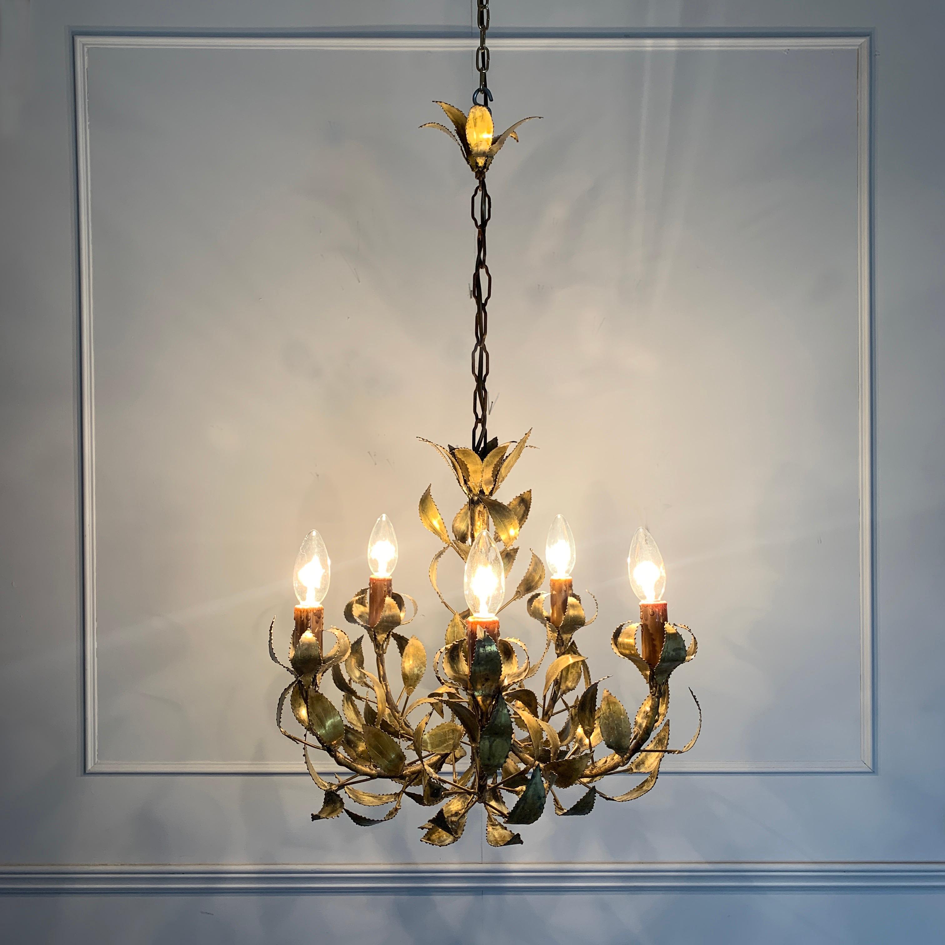 Rare Maison Jansen att handcrafted brass leaf chandelier
France, circa 1960s
Fabulous chandelier laden with the Classic handcut and burnished brass leaves of Maison Jansen
The main arm is flanked with multiple leaves 7 stems leading out to 5