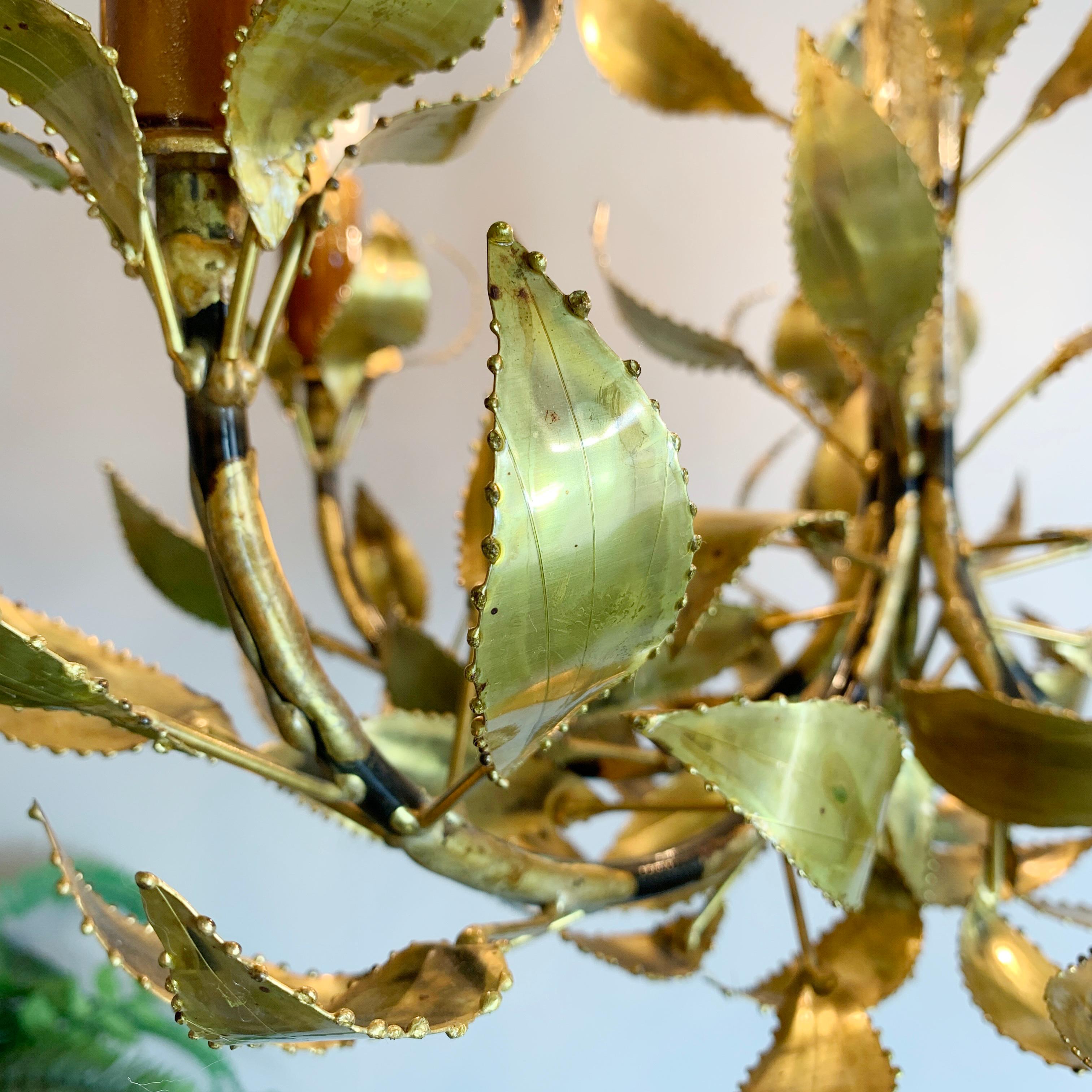 Rare Maison Jansen att handcrafted brass leaf chandelier. France, c' 1960's.
Fabulous chandelier laden with the Classic hand cut and burnished brass leaves of Maison Jansen.
The main arm is flanked with multiple leaves 7 stems leading out to 5