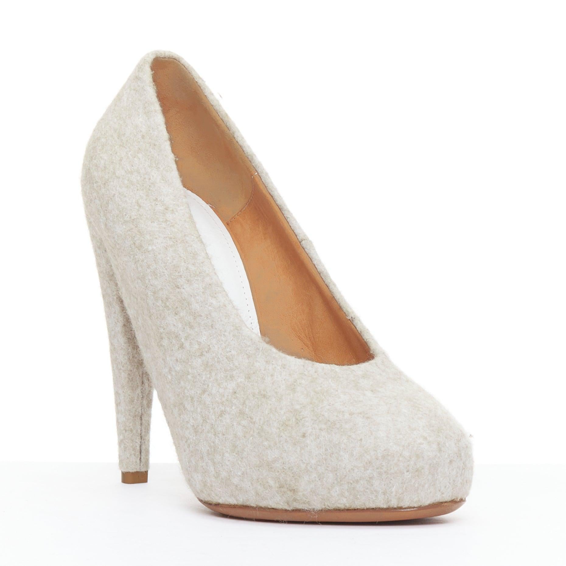 MAISON MARGIELA 2010 - Escarpins à talons hauts avec semelle convexe en feutre de laine grise EU36
Référence : ALCU/A00044
Marque : Maison Maison Margiela
Designer : Martin Margiela
Collection : 2010
MATERIAL : Laine
Couleur : Gris
Motif :