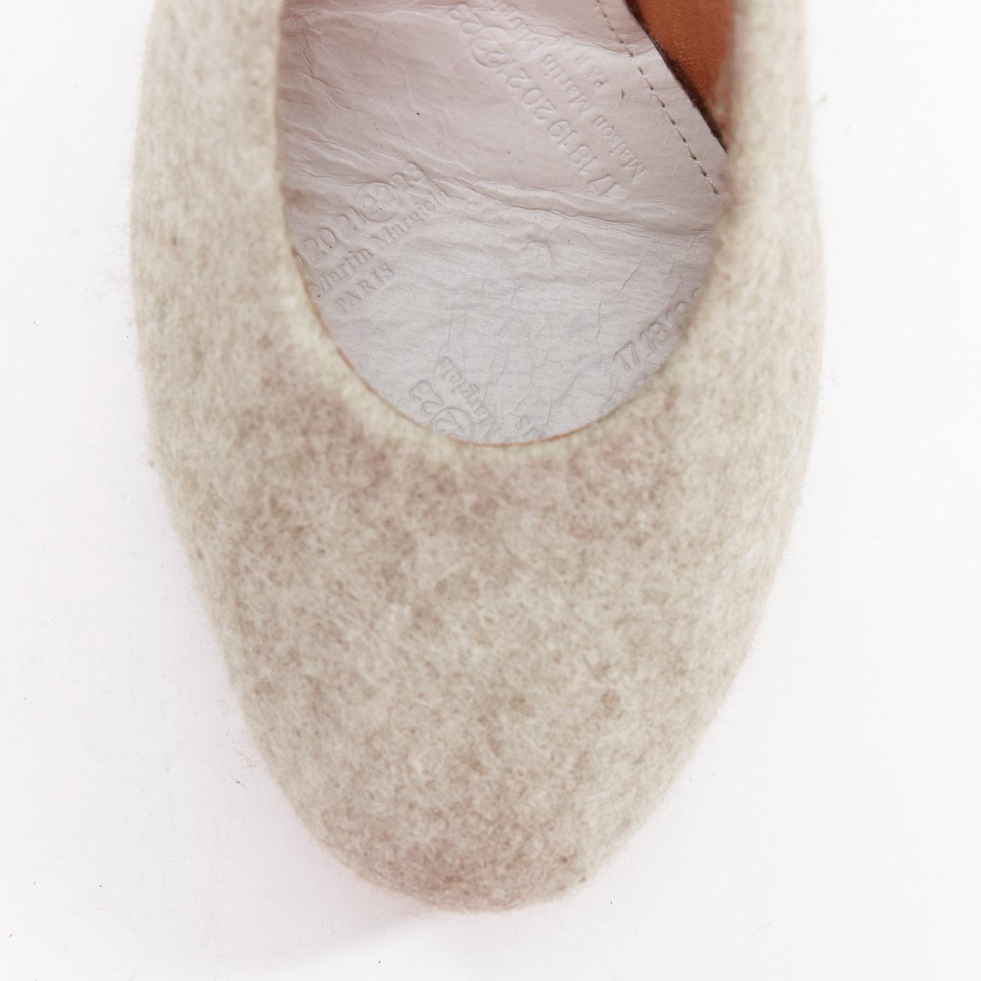 MAISON MARGIELA 2010 - Escarpins à talons hauts avec semelle convexe en feutre de laine grise EU36 en vente 1
