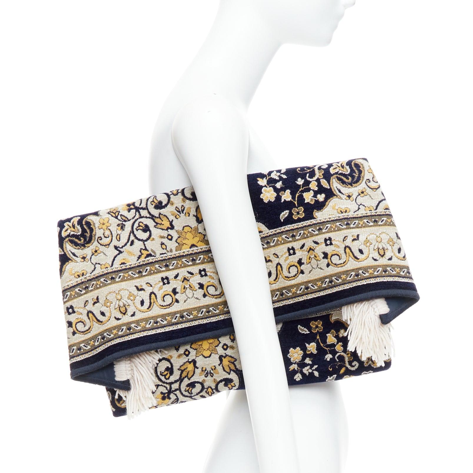 rare MAISON MARGIELA 2013 Runway oversized carpet tapestry clutch bag
Reference: ALCU/A00028
Brand: Maison Margiela
Designer: Martin Margiela
Collection: SS 2013 - Runway
Material: Fabric
Color: Multicolour
Pattern: Floral
Closure: Magnet
Lining: