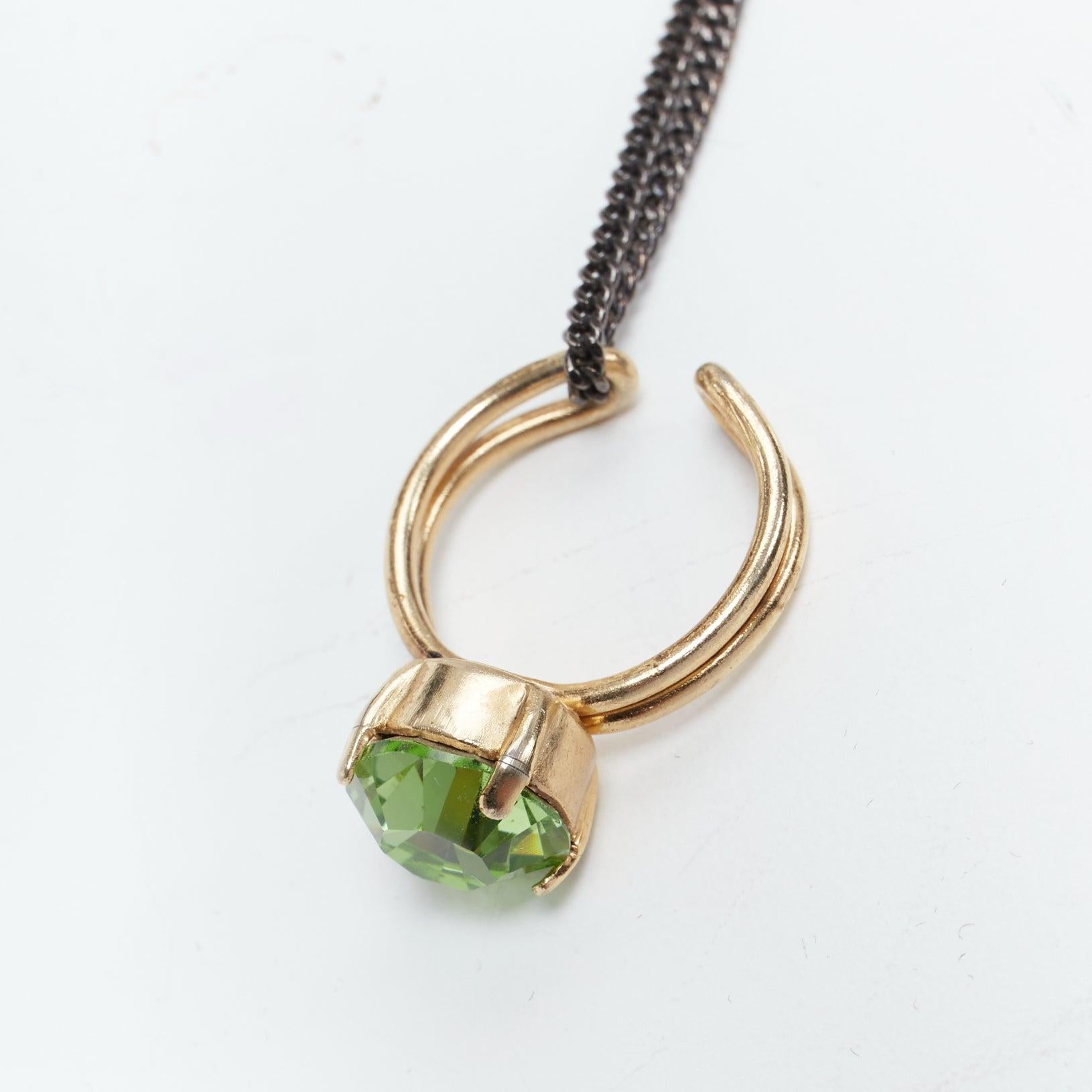 rare MAISON MARGIELA Ligne 11 Collier Vintage multi-chaînes perles vertes anneau déconstruit
Référence : TGAS/E00730
Marque : Maison Maison Margiela
Collectional : Ligne 11
Matériau : Métal
Couleur : or, noir
Motif : Solide
Fermeture : Fermeture à
