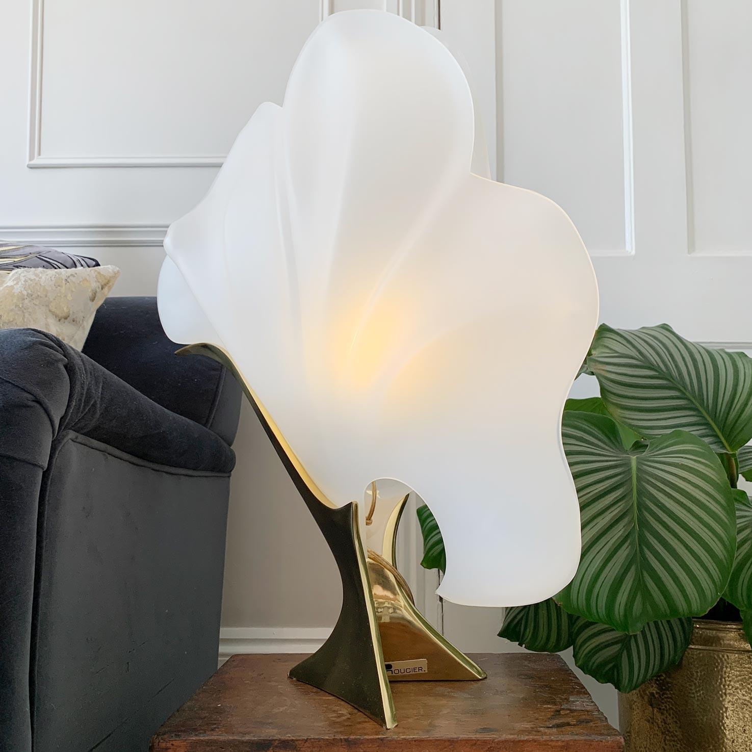 Cette lampe de table incroyablement élégante et spectaculaire est fabriquée à partir d'acrylique opalin dépoli en forme de coquillages naturalistes, eux-mêmes posés sur un pied en laiton massif.
Une lampe d'appoint impressionnante, de grande taille