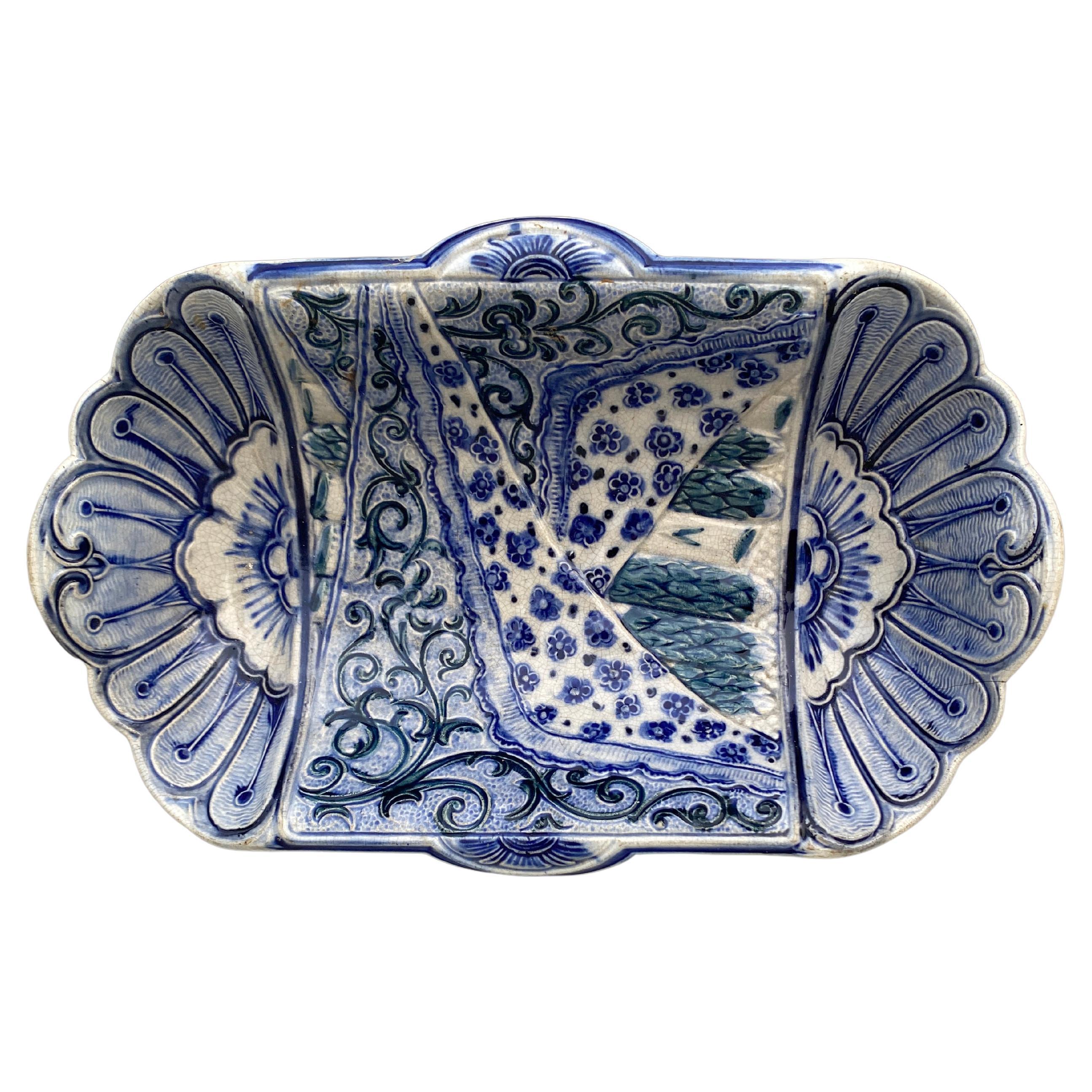 Rare plat à asperges en majolique bleu et blanc Wasmuel, vers 1890