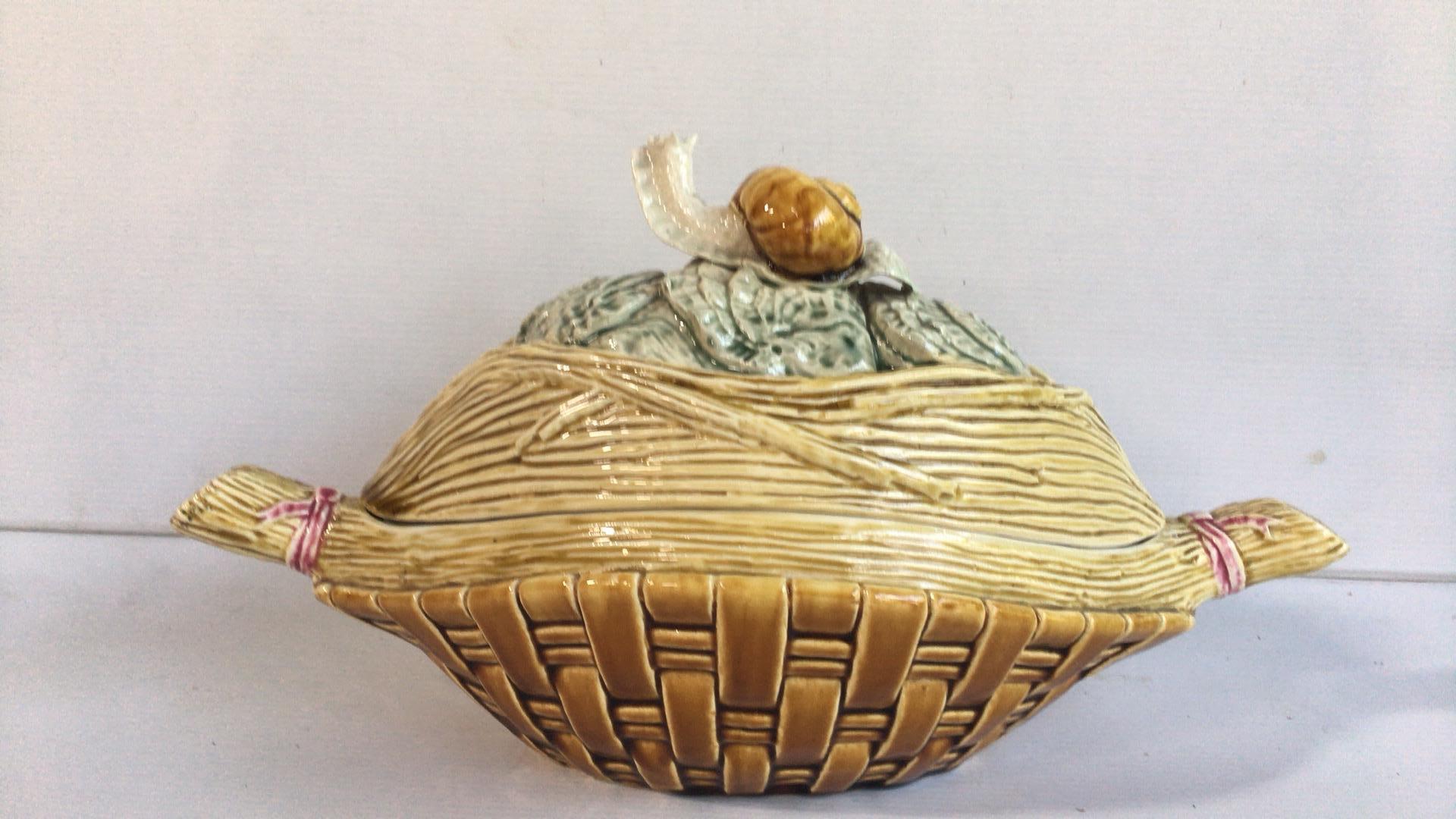 Rara caja de mayólica con ostras y caracol Choisy Le Roi, hacia 1880 Movimiento estético en venta