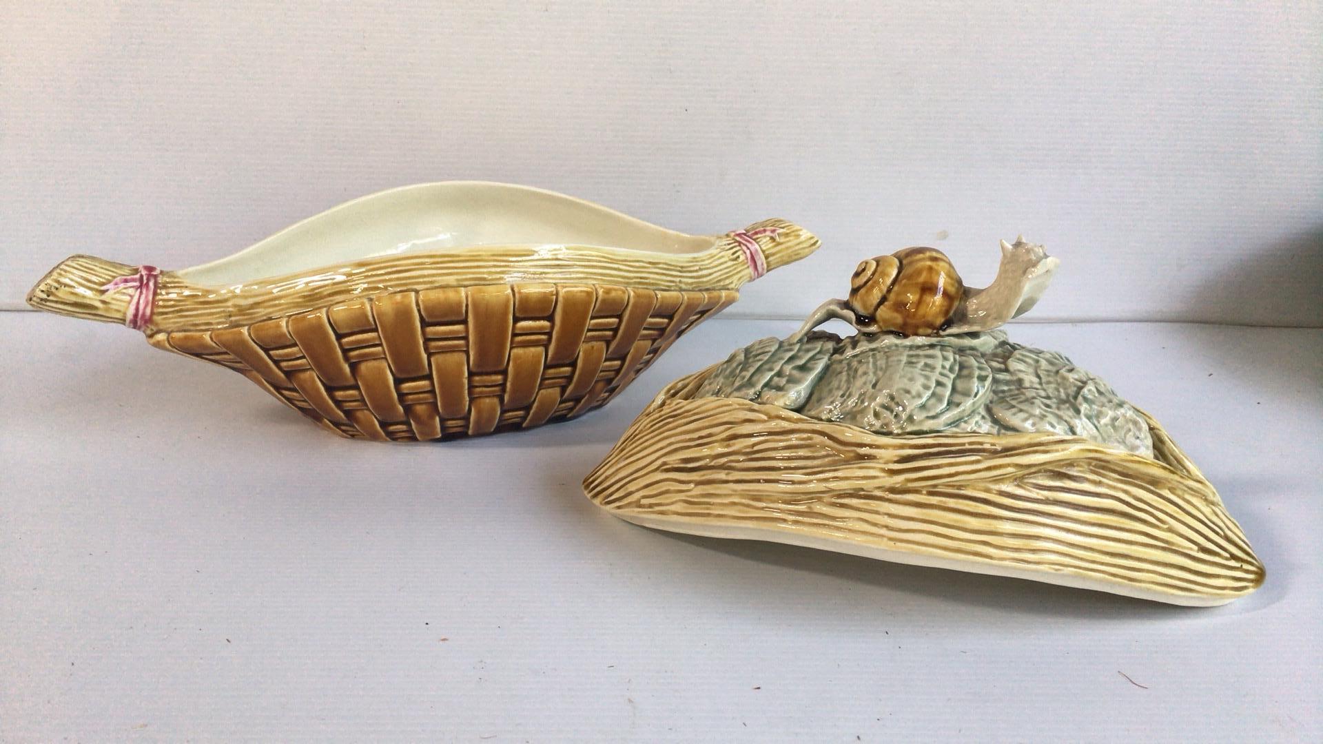 Rara caja de mayólica con ostras y caracol Choisy Le Roi, hacia 1880 Francés en venta