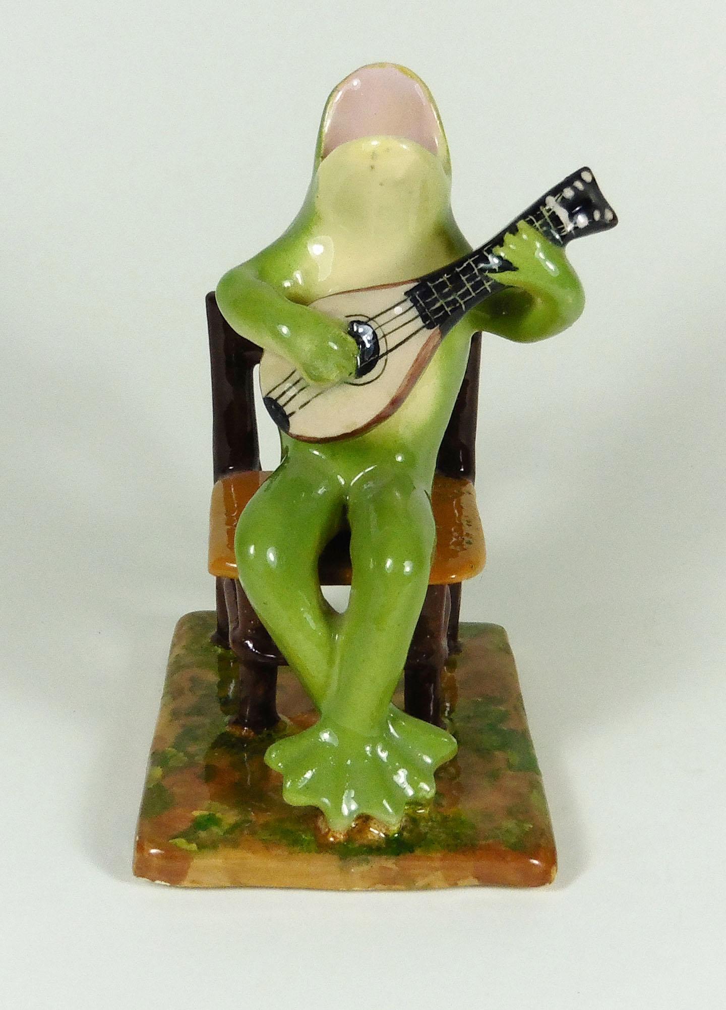 Seltener ungewöhnlicher Majolika-Frosch, der auf einem Stuhl sitzend Gitarre spielt, signiert Jerome Massier, um 1910.