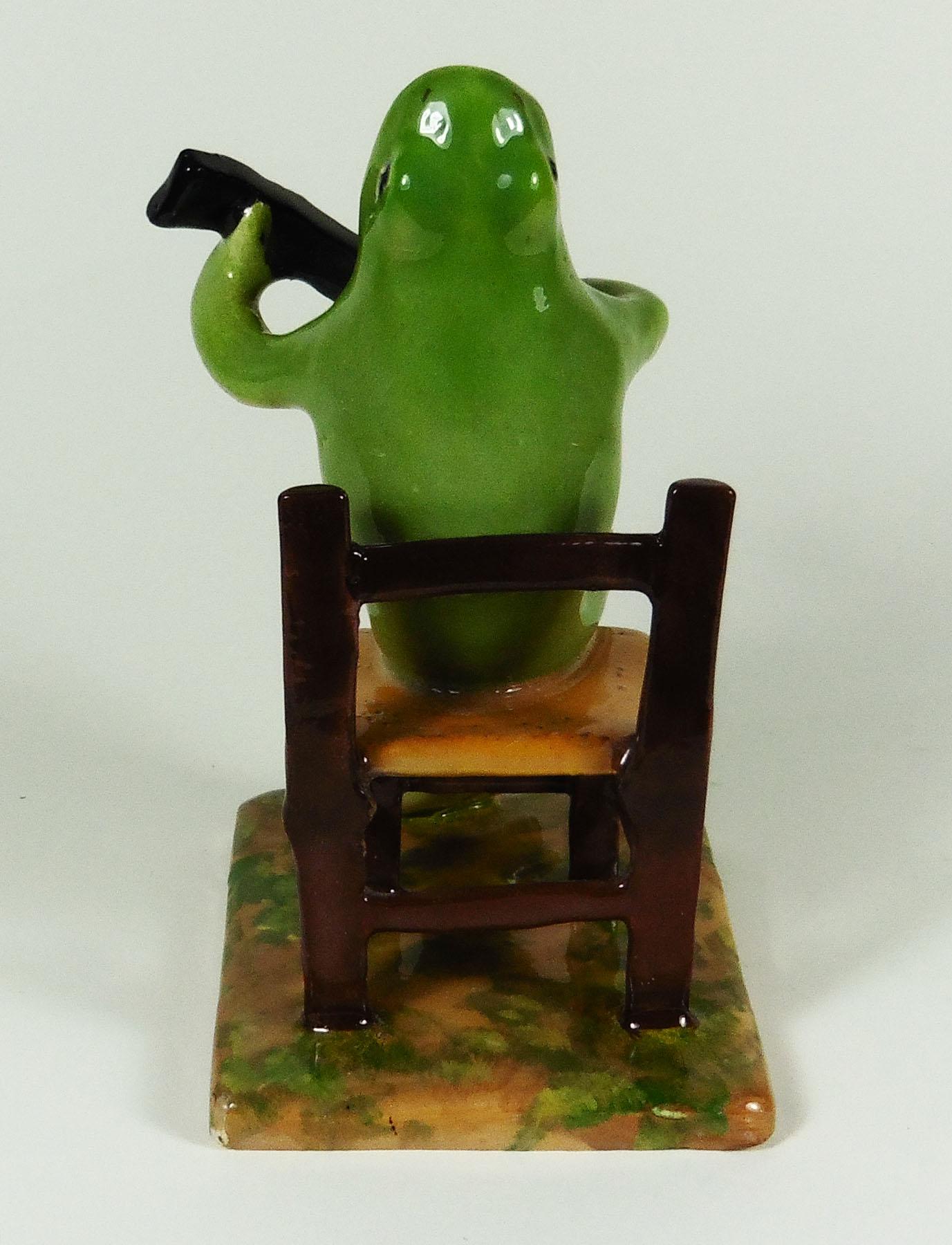 Provincial français Rare grenouille en majolique assise sur une chaise Jerome Massier, vers 1910 en vente