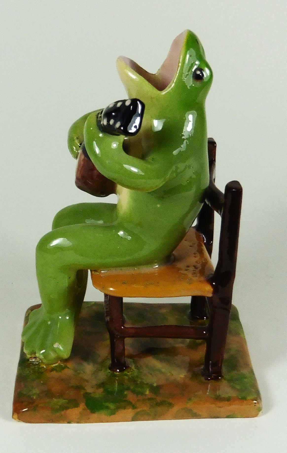 Français Rare grenouille en majolique assise sur une chaise Jerome Massier, vers 1910 en vente