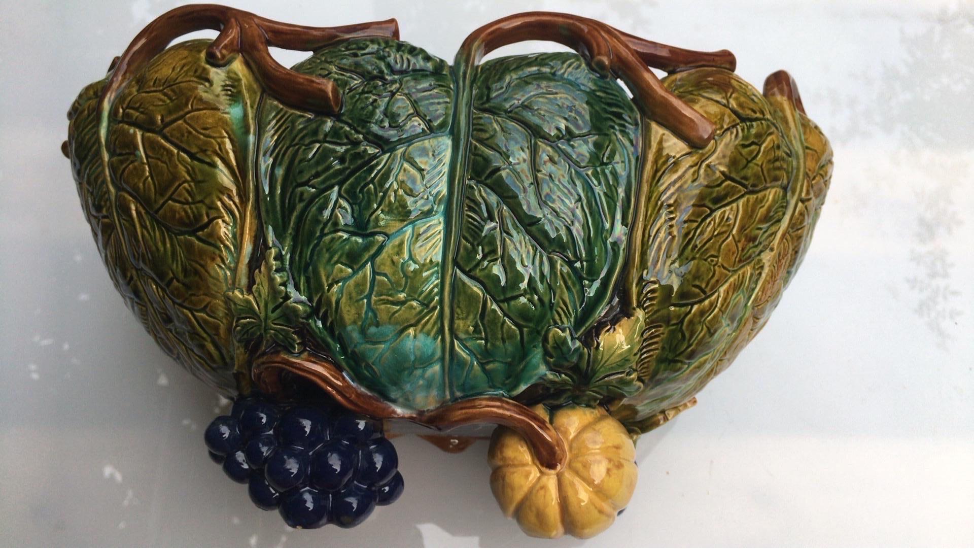 Raro e unico jardinière in maiolica del XIX secolo con zucca, uva e foglie firmato Ws & S (Wilhelm Schiller & Son).