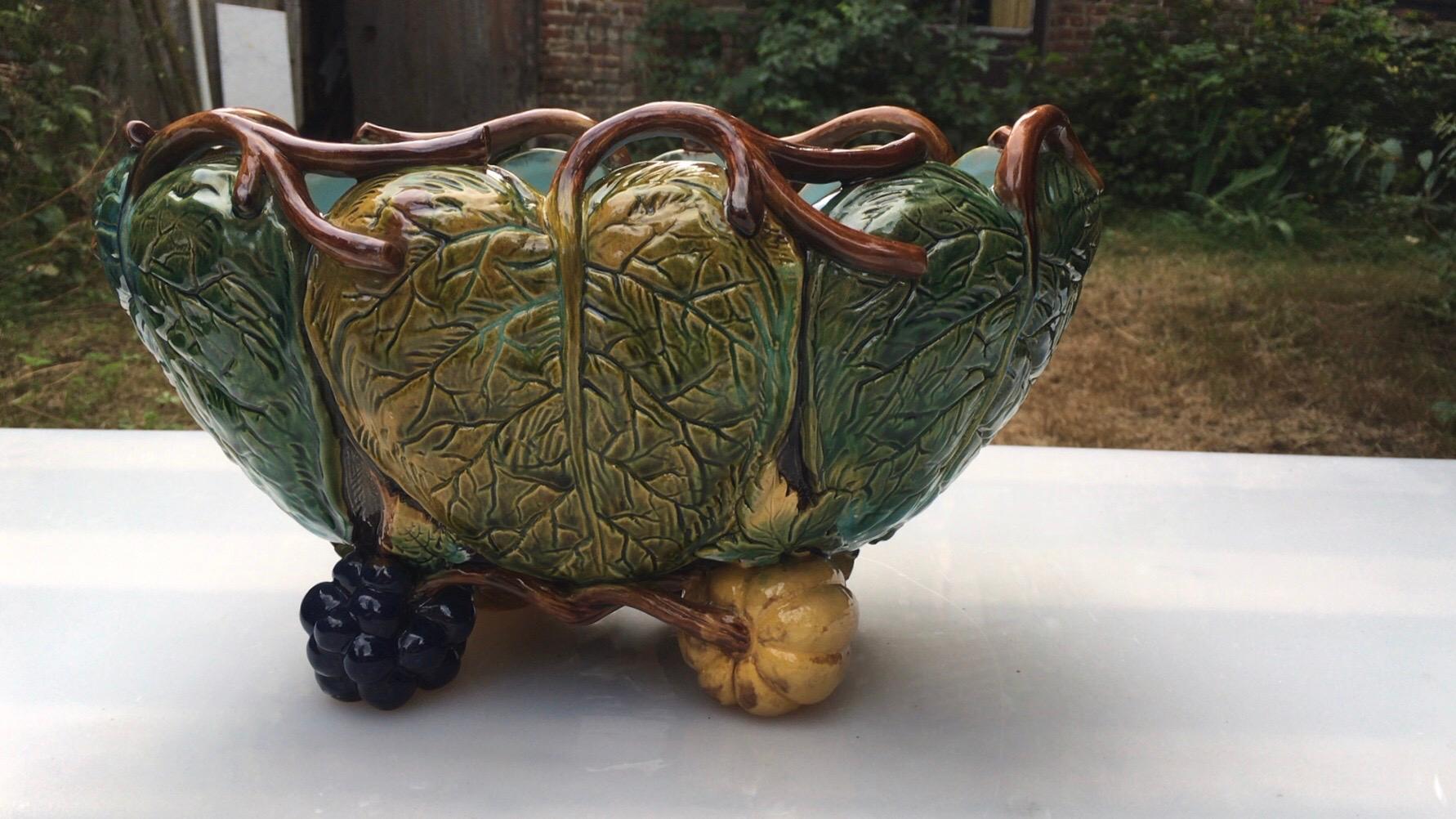 Ceco Rara maiolica Jardinière Zucca, uva e foglie Wilhelm Schiller & Son in vendita