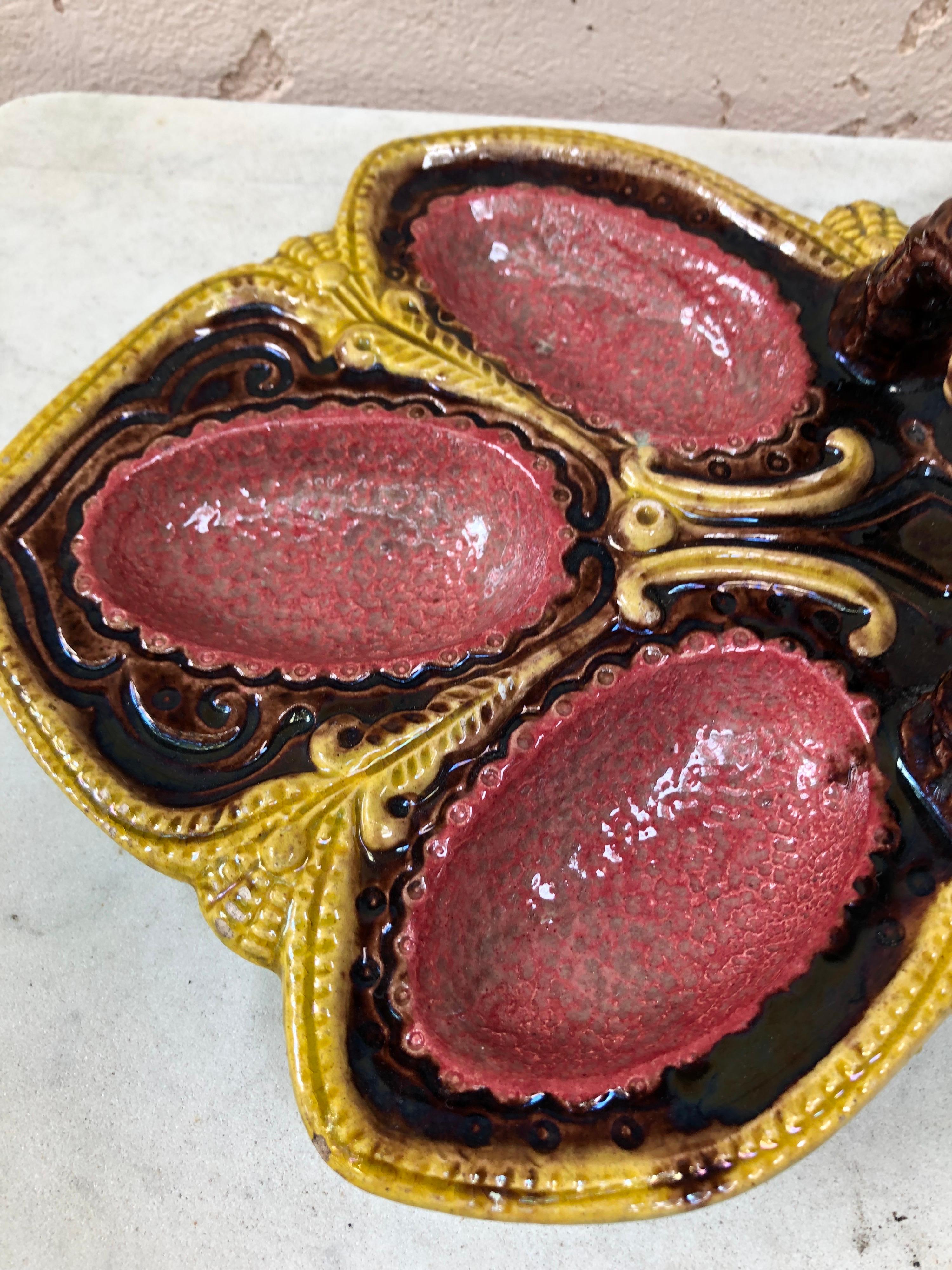 Rare plat en majolique à poignée en forme d'œuf de Palissy, vers 1870 Bon état - En vente à Austin, TX