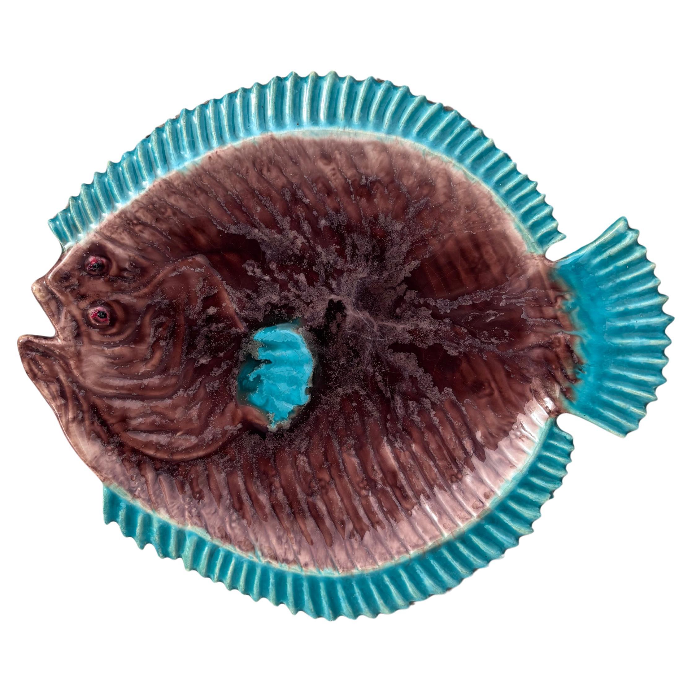 Ensemble en majolique de poisson 12 assiettes et 1 plat signé Bavent Circa 1930.
Comprend 13 pièces.
Très grand plat à poisson de 23 pouces par 12,3 pouces.
12 assiettes à poisson 10.8