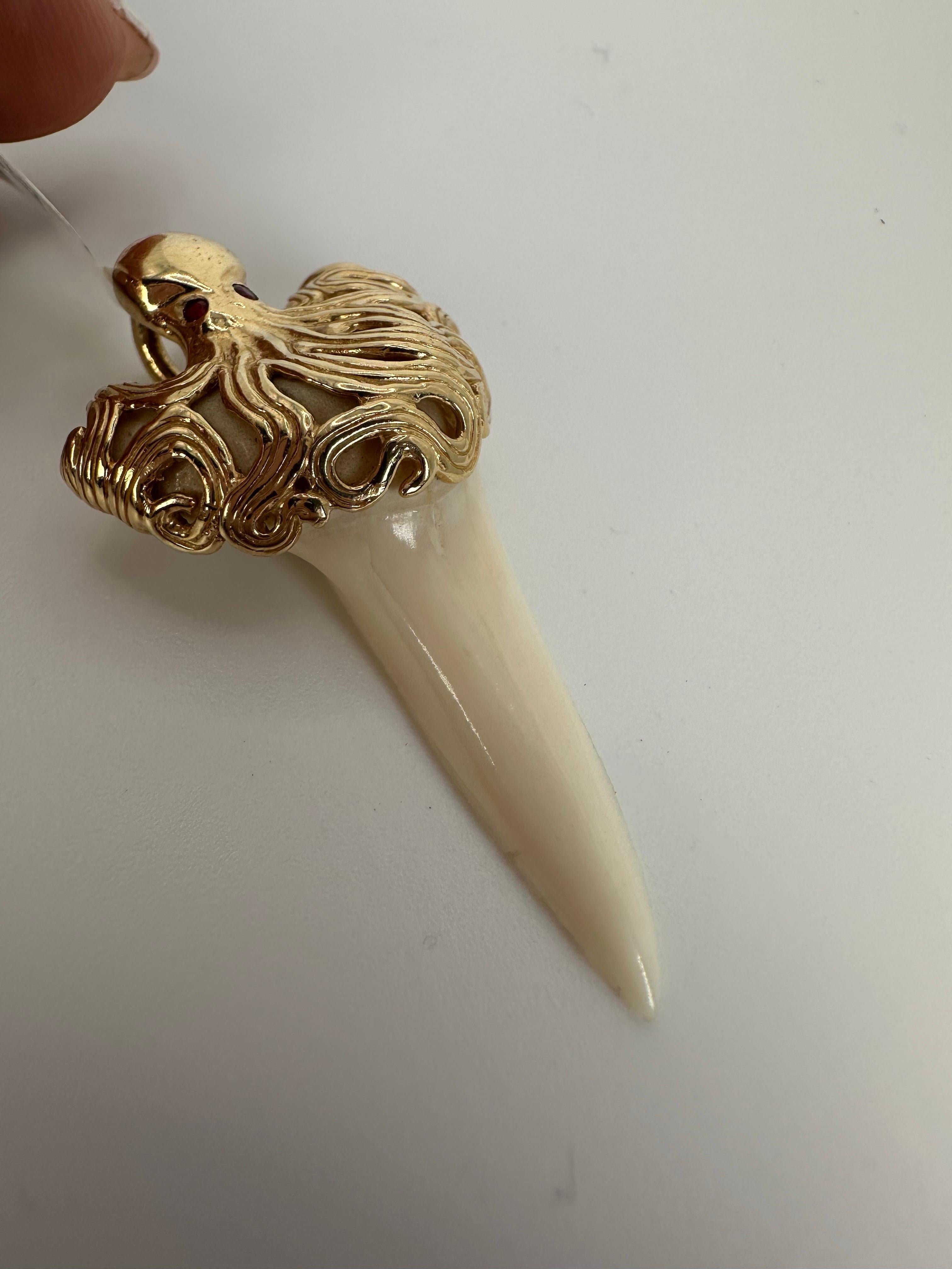 Raro ciondolo a forma di dente di squalo Mako in oro 14KT Grande dimensione In condizioni Nuovo in vendita a Jupiter, FL