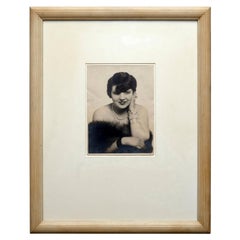 Rara fotografia in bianco e nero di Gigi firmata a mano da Man Ray, 1927
