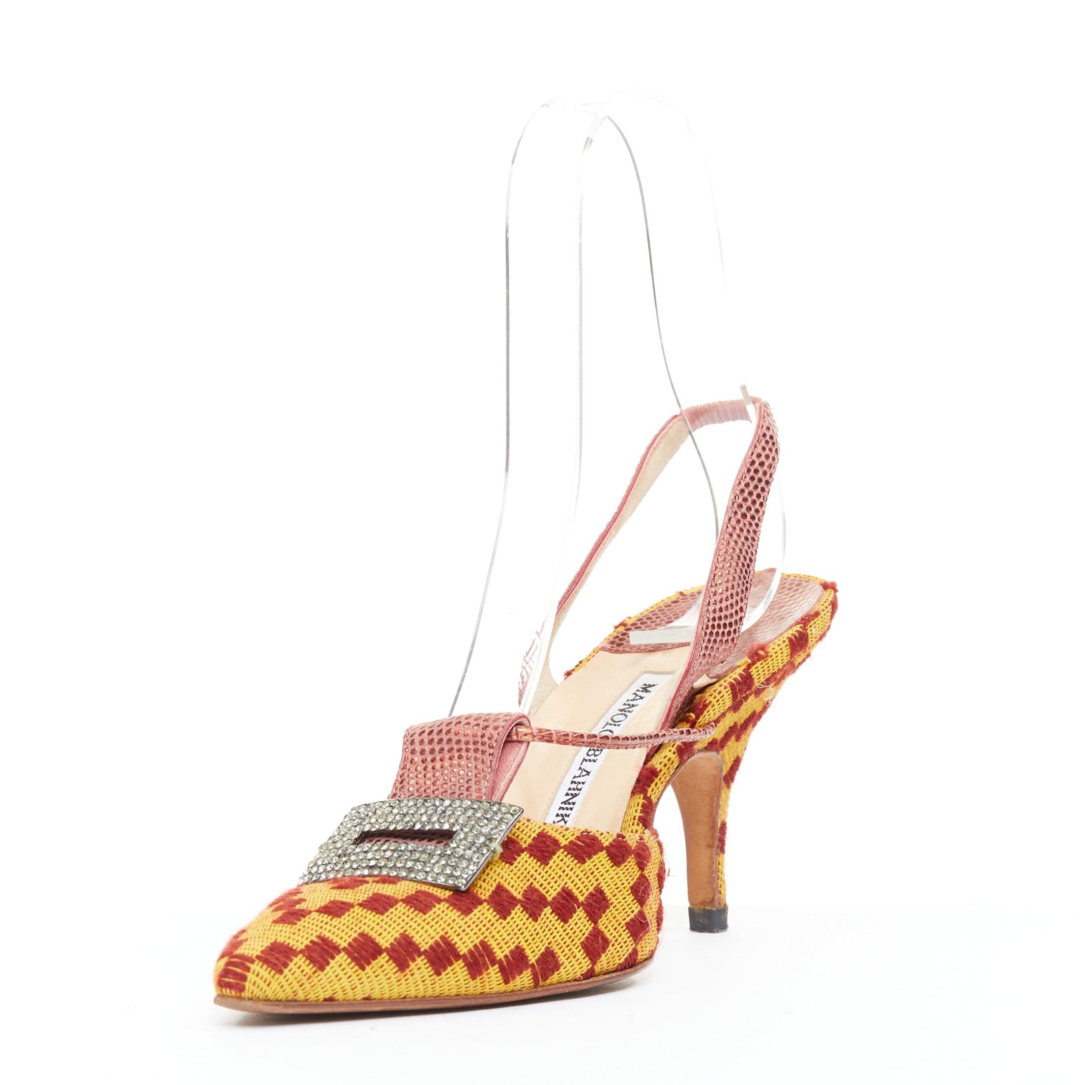 raro MANOLO BLAHNIK Vintage rosso giallo scalato cristallo fibbia slingback pompa EU37 In condizioni buone in vendita a Hong Kong, NT
