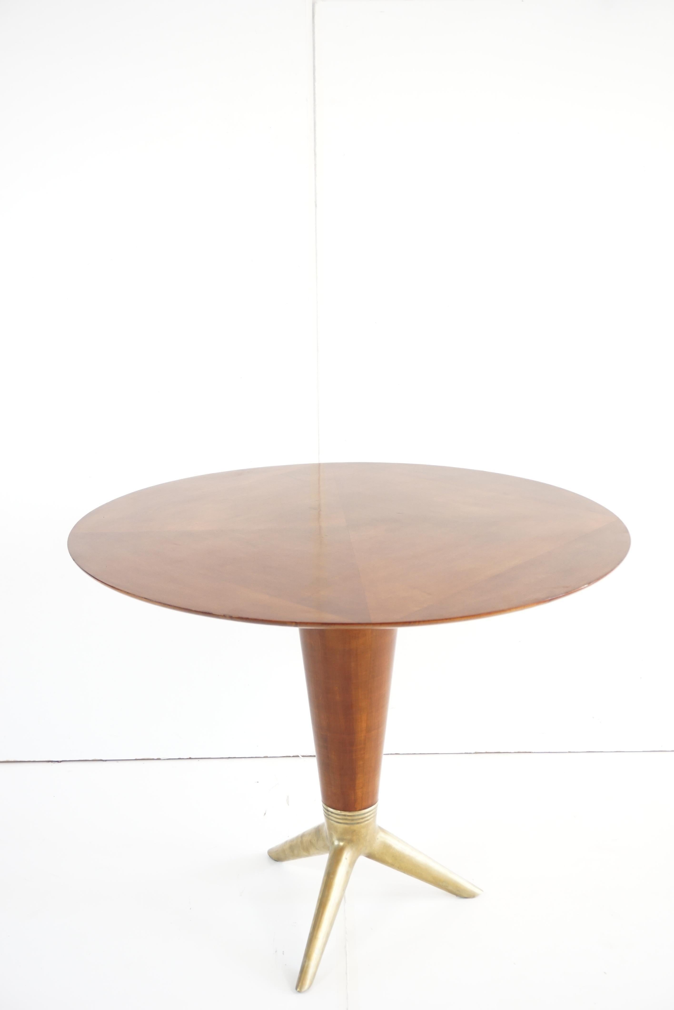 Italian Rare Maple and Brass Round Center Table by I.S.A. Bergamo 1950 For Sale