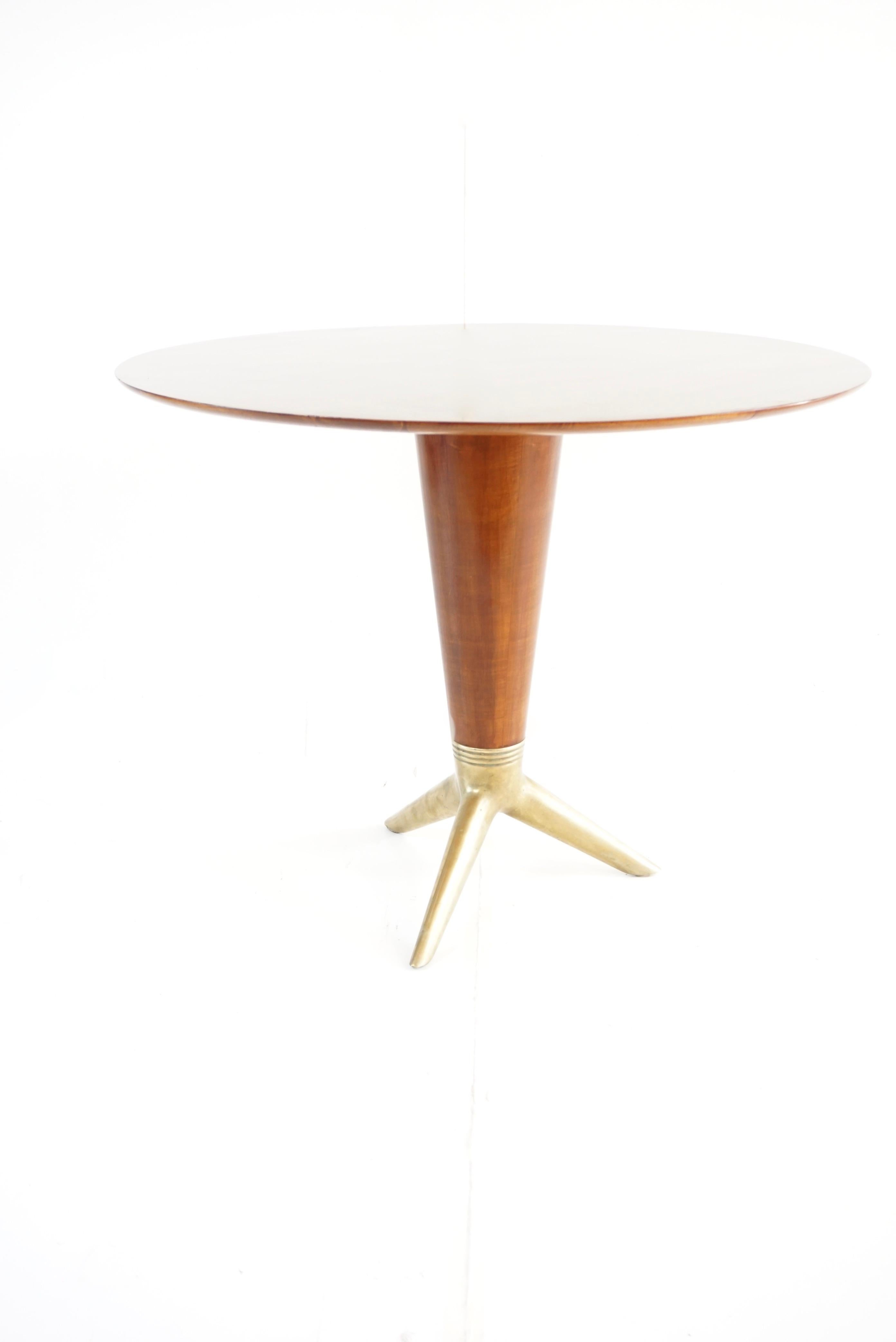 Milieu du XXe siècle Rare table centrale ronde en érable et laiton de I.S.A. Bergamo, 1950 en vente