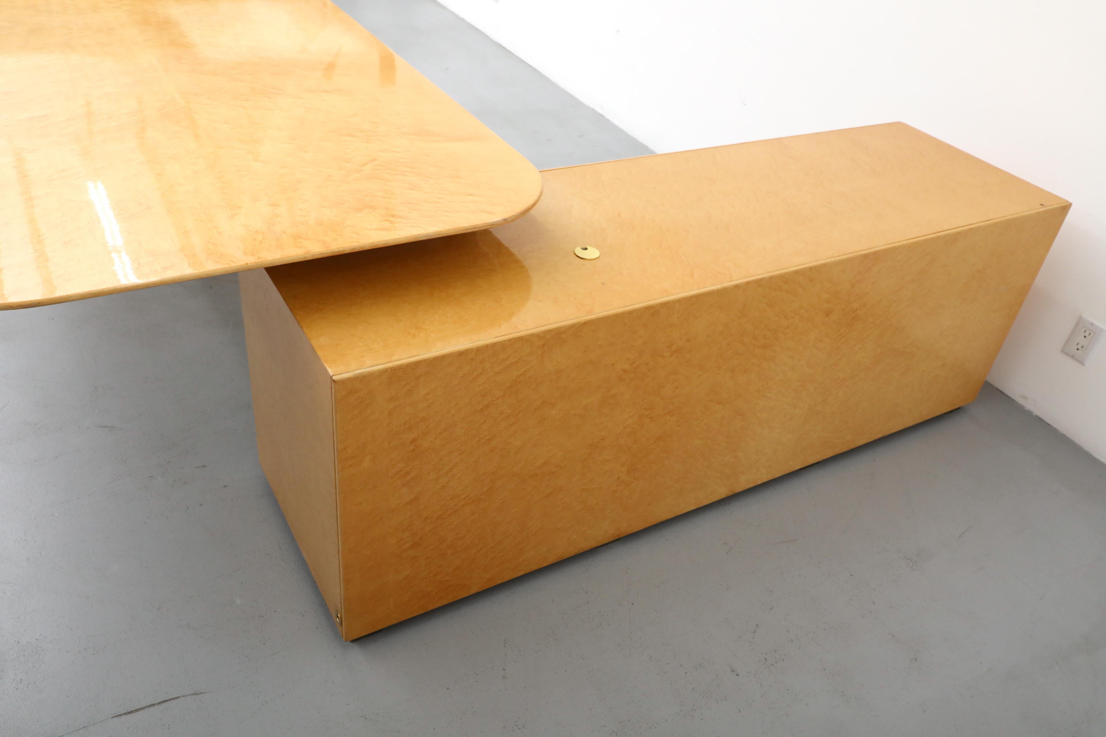 Late 20th Century Rare Maple Desk with Return by Giovanni Offredi for Saporiti, 1970's For Sale