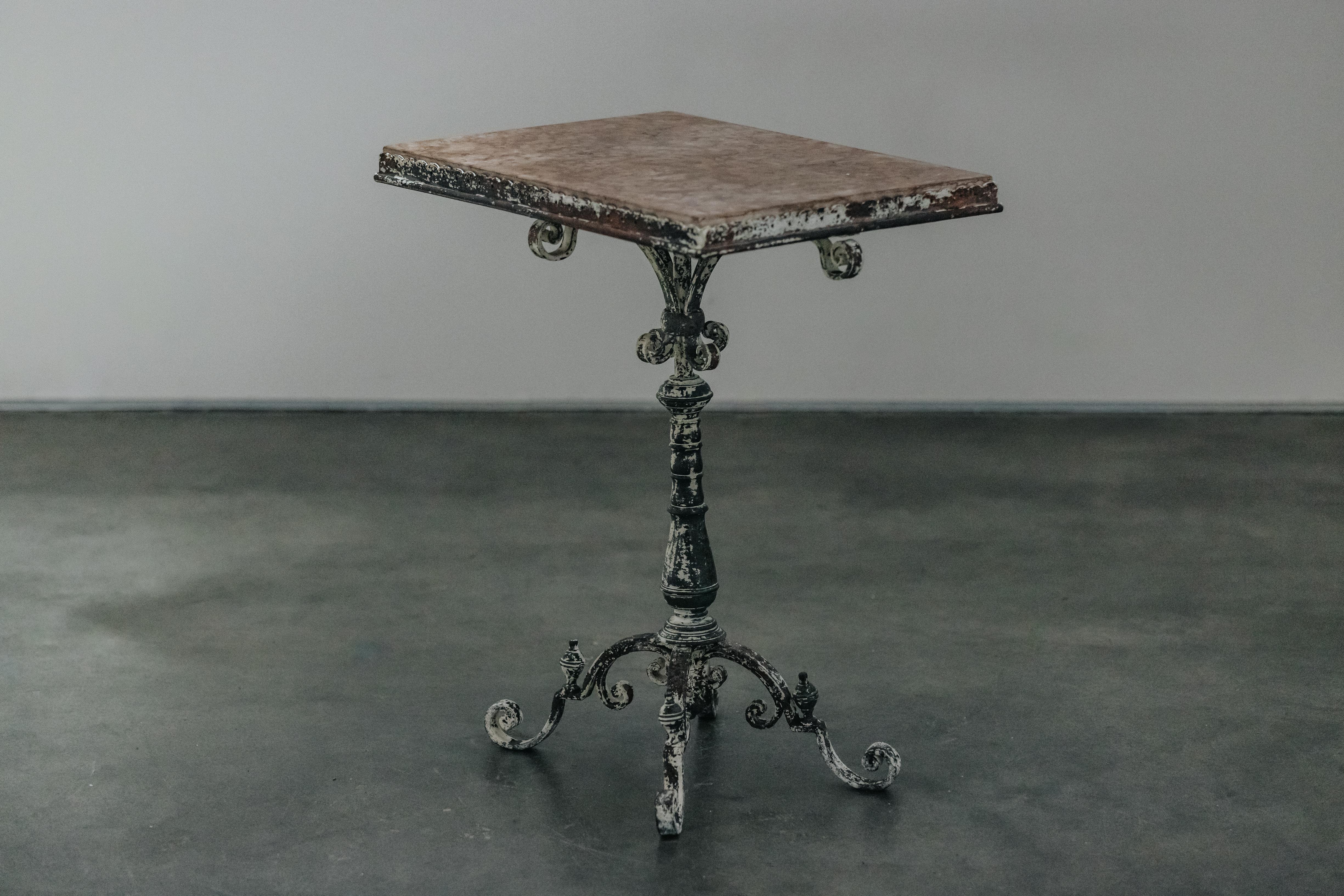 Raro tavolo da esposizione in marmo e acciaio proveniente dalla Francia, circa 1900.  Piano in marmo massiccio su base in acciaio con eccellente patina originale e usura.