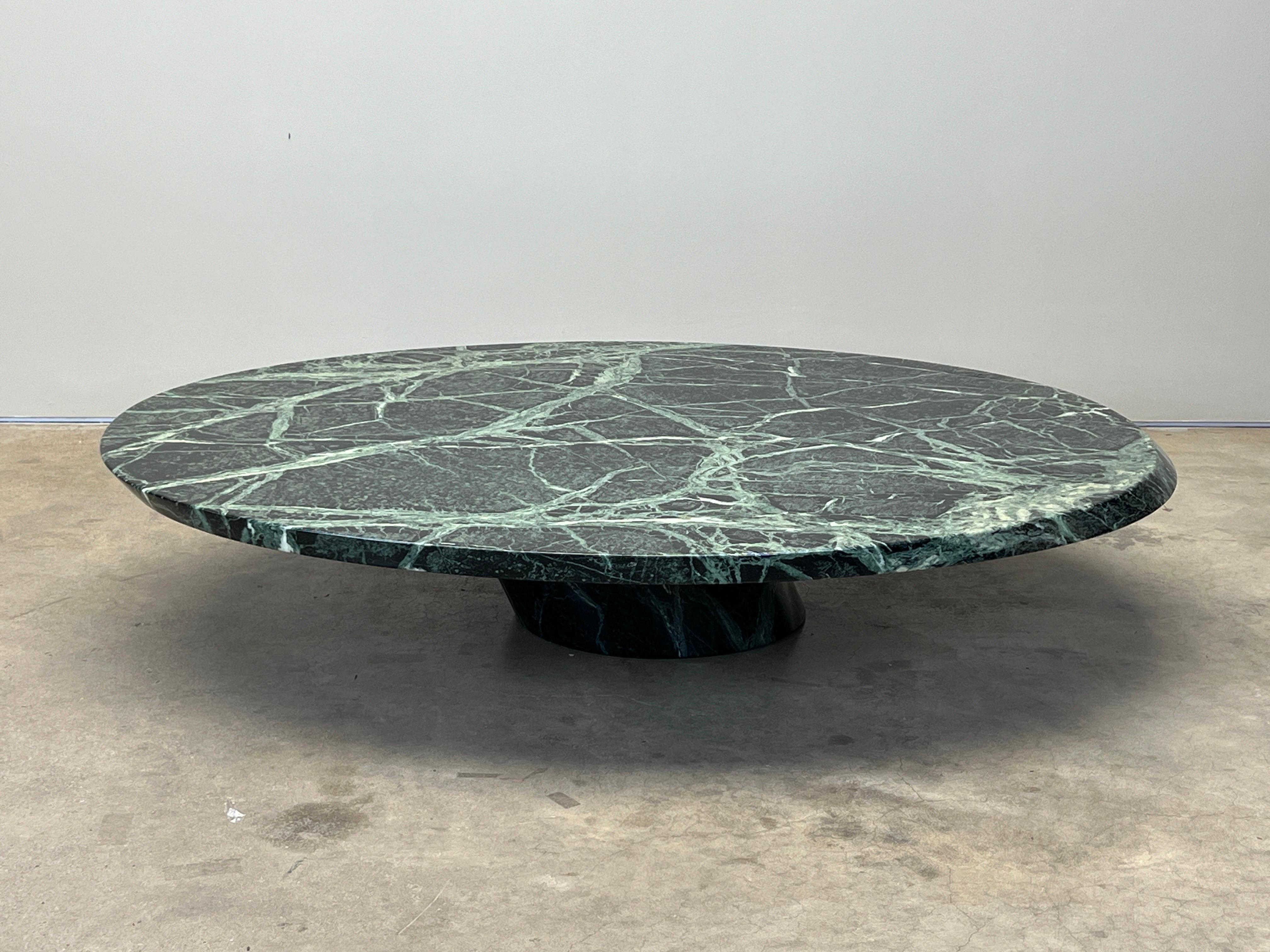 Rare table basse en marbre conçue par Lucia Mercer pour Knoll. Ce grand exemplaire est en parfait état d'origine et présente un marbre Verdi Alpi au grain expressif. 