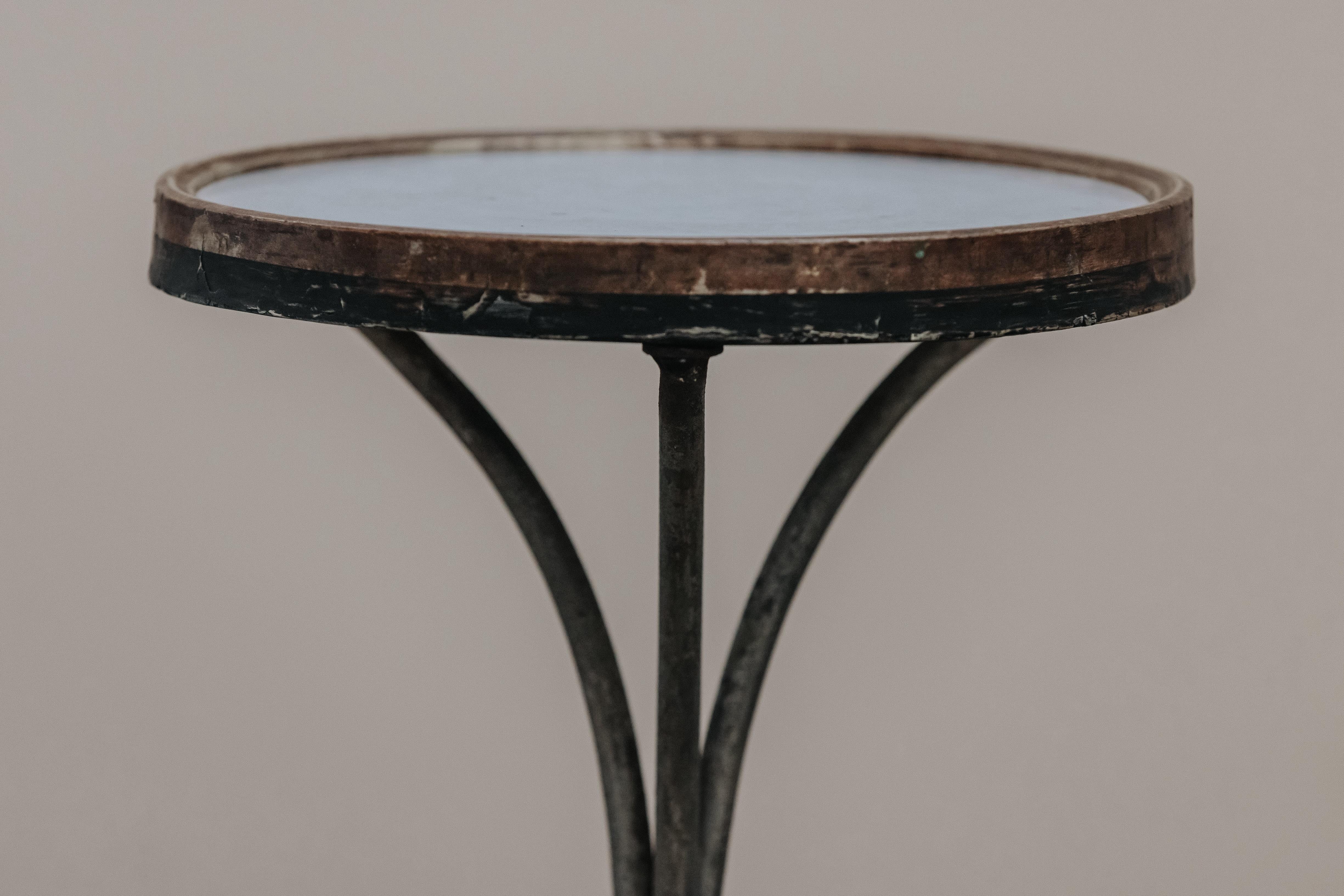Rare table d'appoint en marbre de France, Circa 1950.  Modèle inhabituel avec une partie supérieure plus petite.  Construction en fer.  Belle usure et utilisation.