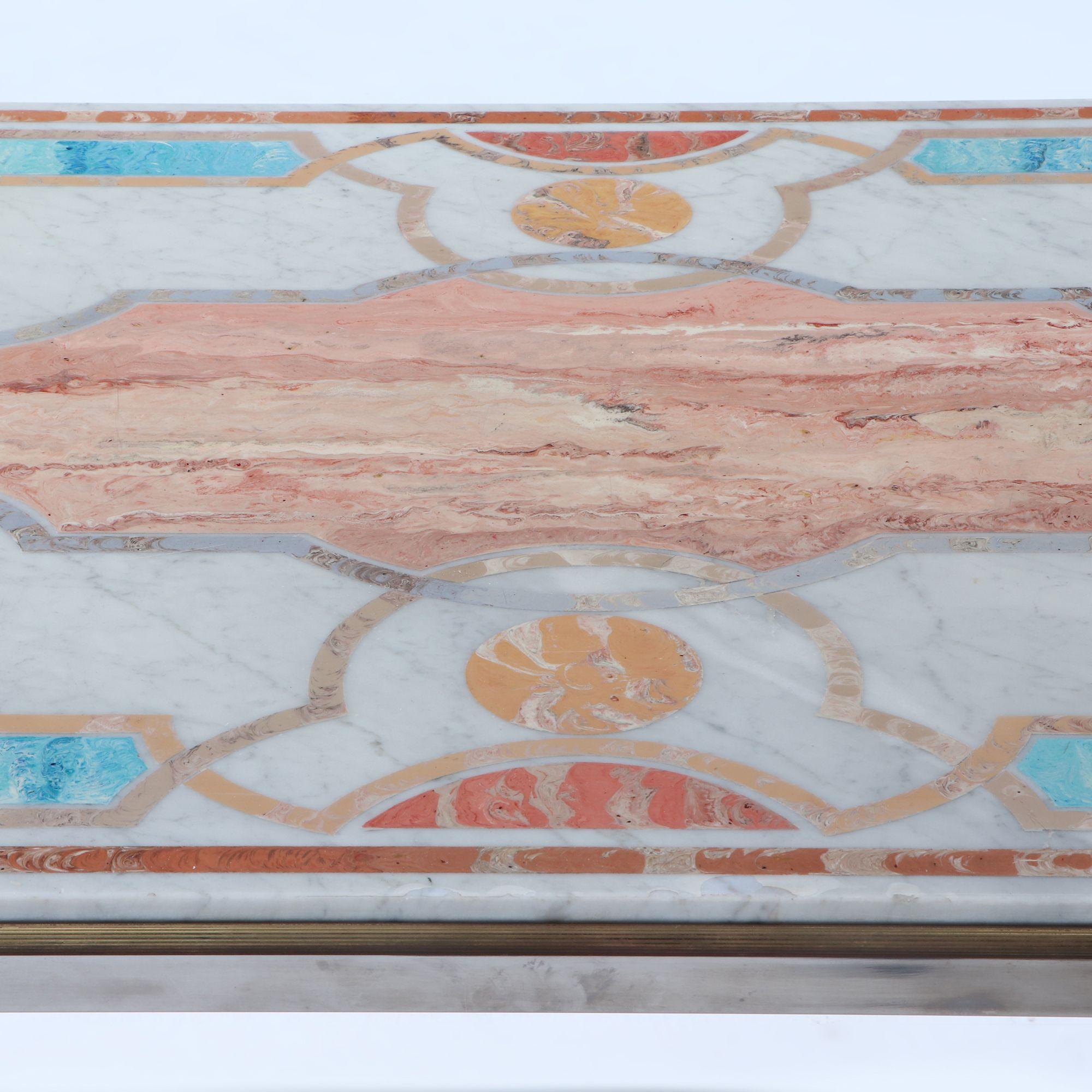 Rare et inhabituelle table en marbre et chrome signée Jean Charles pour Maison Charles C C 1970. Cette table présente un plateau inhabituel en marbre avec une peinture en faux marbre reposant sur une base en X chromée et bronze. Nous disposons d'un