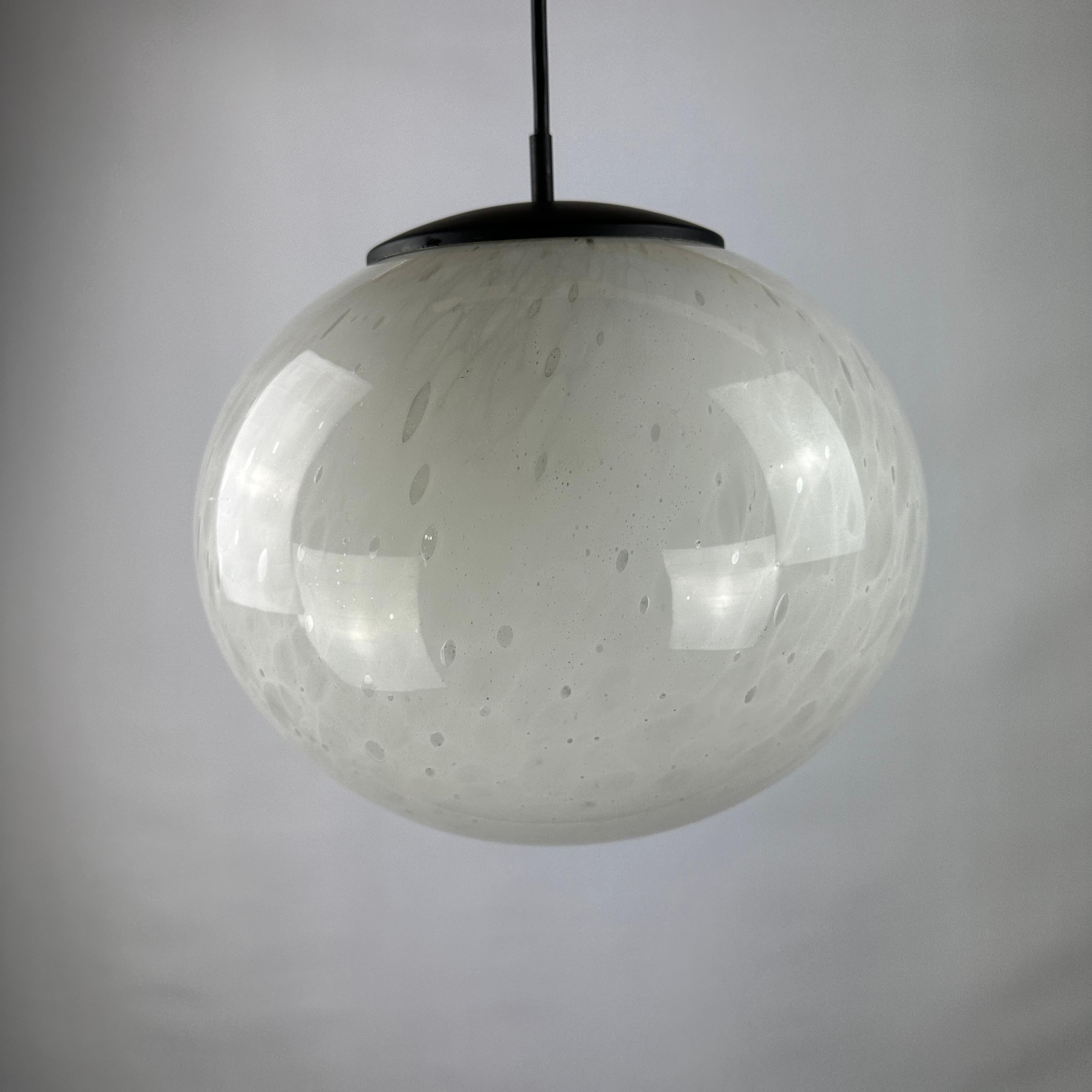 Seltene marmorierte weiße Kugelglas-Pendelleuchte von Peill und Putzler, 1970 im Angebot 2