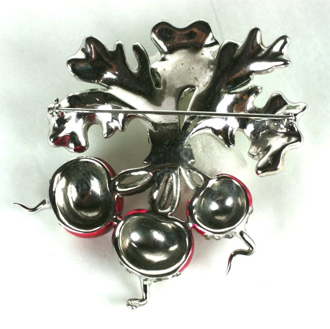 Marcel Boucher Broche rare en forme de radis en émail Excellent état - En vente à New York, NY