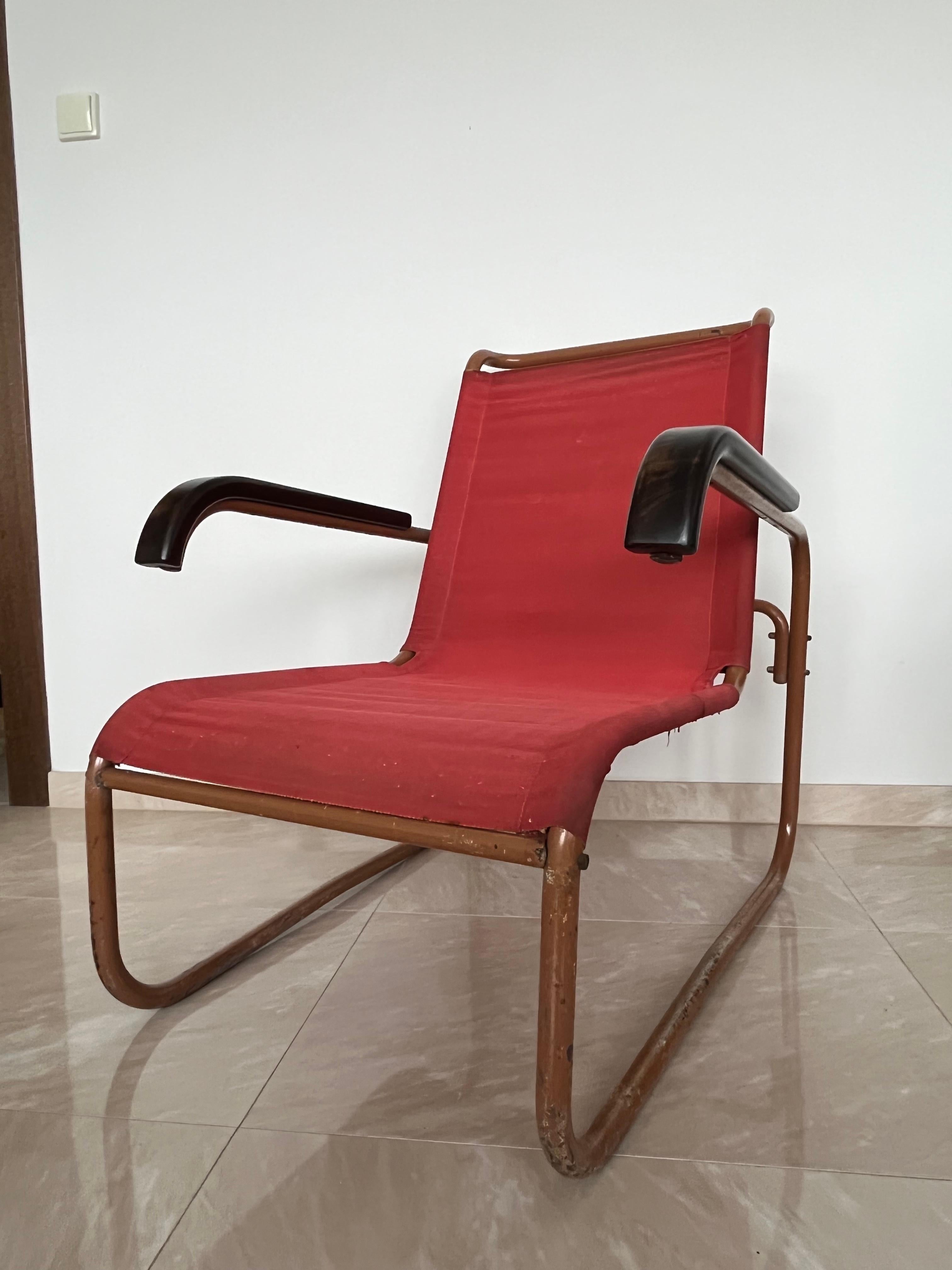 - Tchécoslovaquie, Mücke-Melder, sous licence Thonet 
- Il n'est pas possible d'acheter des meubles en tube d'acier laqué.
- Avant 1930, premier modèle, pratiquement jamais vu.
- eisengarn rouge original, tissu en fer, parfait état, vis originales
-