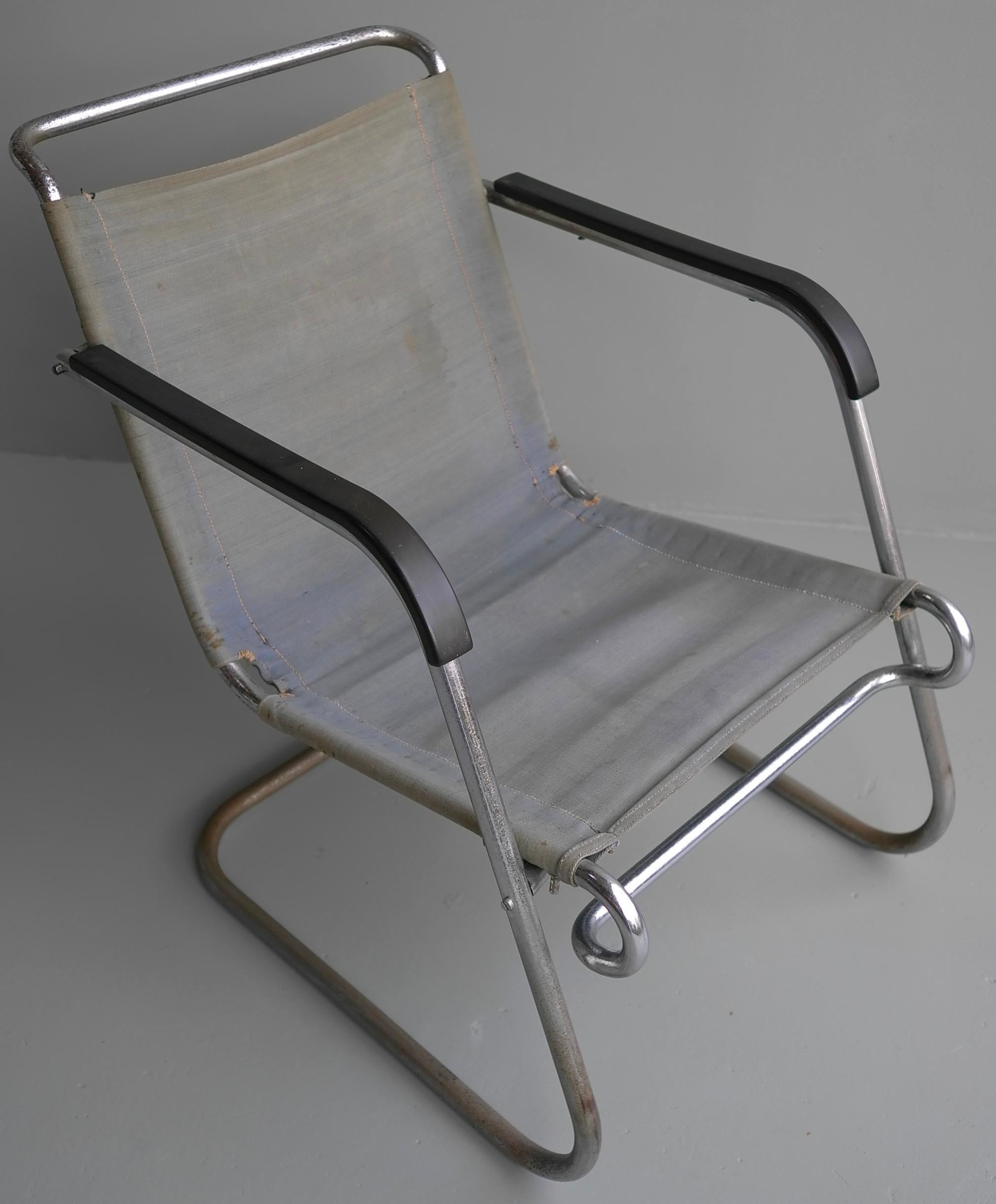 Seltener Marcel Breuer BT-24 Sessel von Metz & Co. Thonet, 1931
Dieser Stuhl hat ein verchromtes Stahlgestell, Bakelit-Armlehnen und noch den originalen blauen Eisengarn-Bezug.
Ein exakt gleiches Exemplar, jedoch in weniger gutem Zustand, ist in der