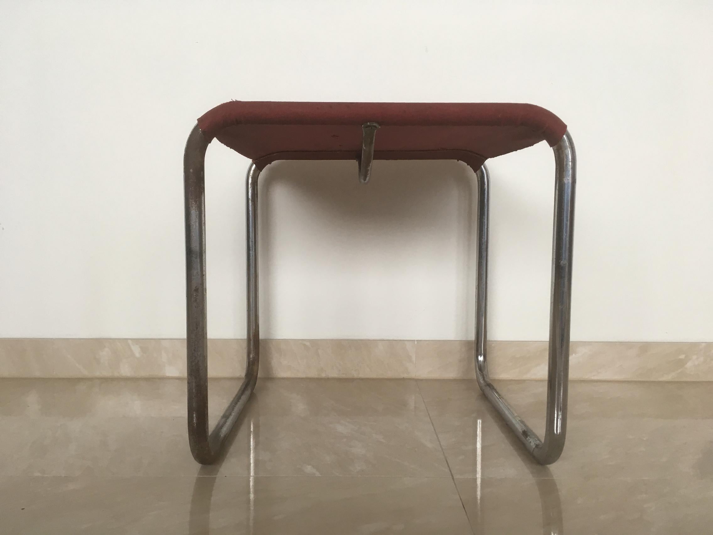 - 1930s, Thonet
- Design: Marcel Breuer
- Original condition, chrome with patina
- Red Eisengarn/Iron fabric,repaired, cleaned
- Rarly production with screws.